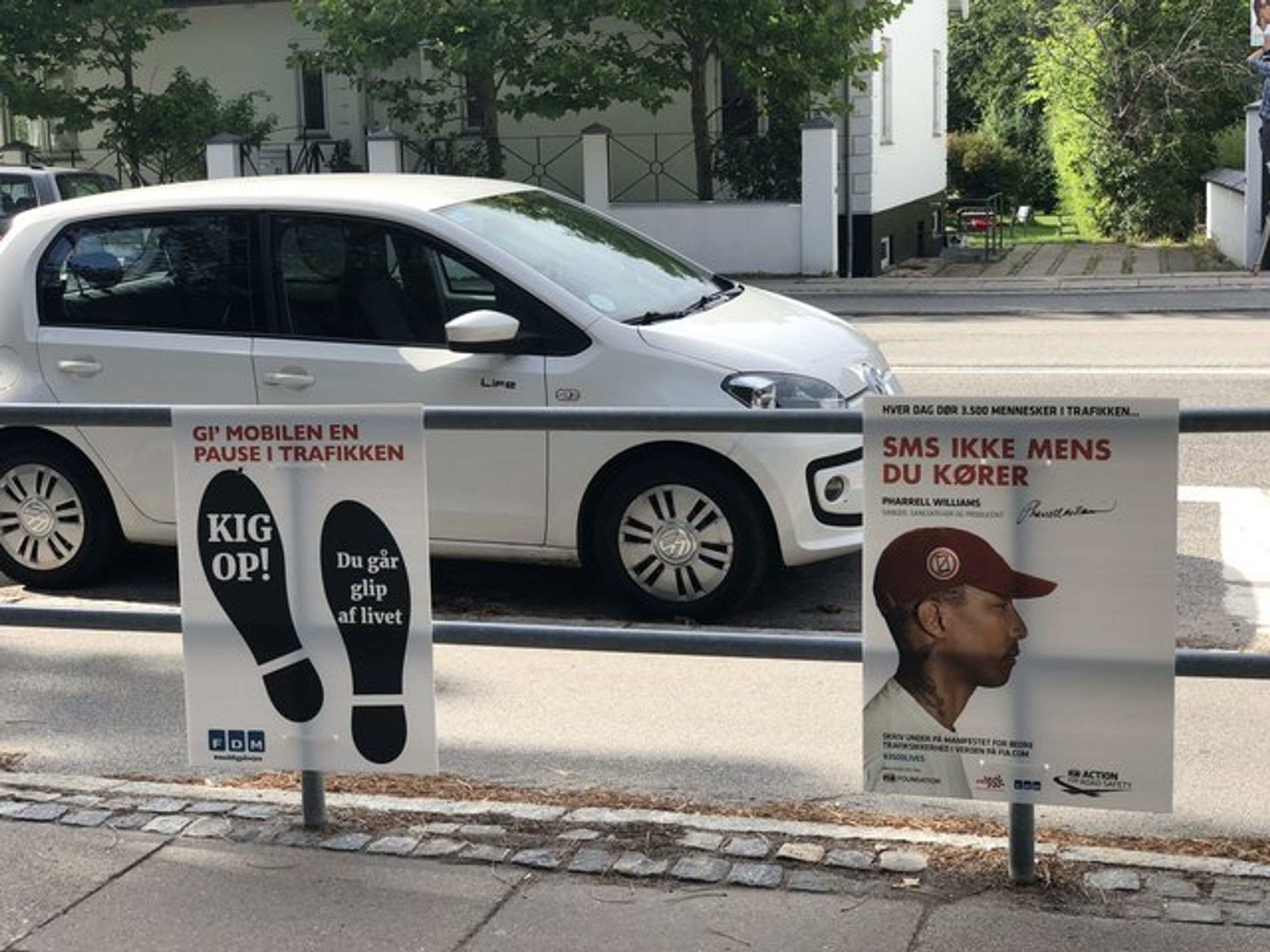 Kampagneplakater ses uden for skolerne i Gentofte