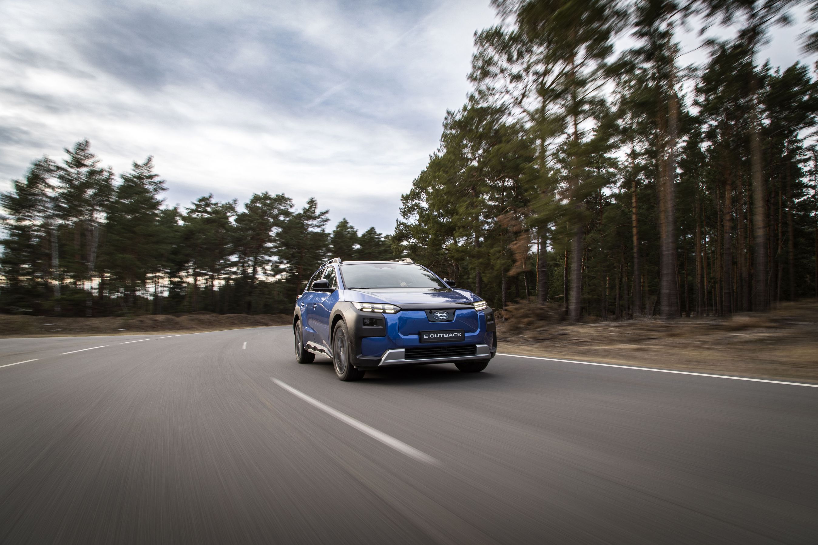 Subaru e-Outback set forfra, mens den kører på vej i høj fart