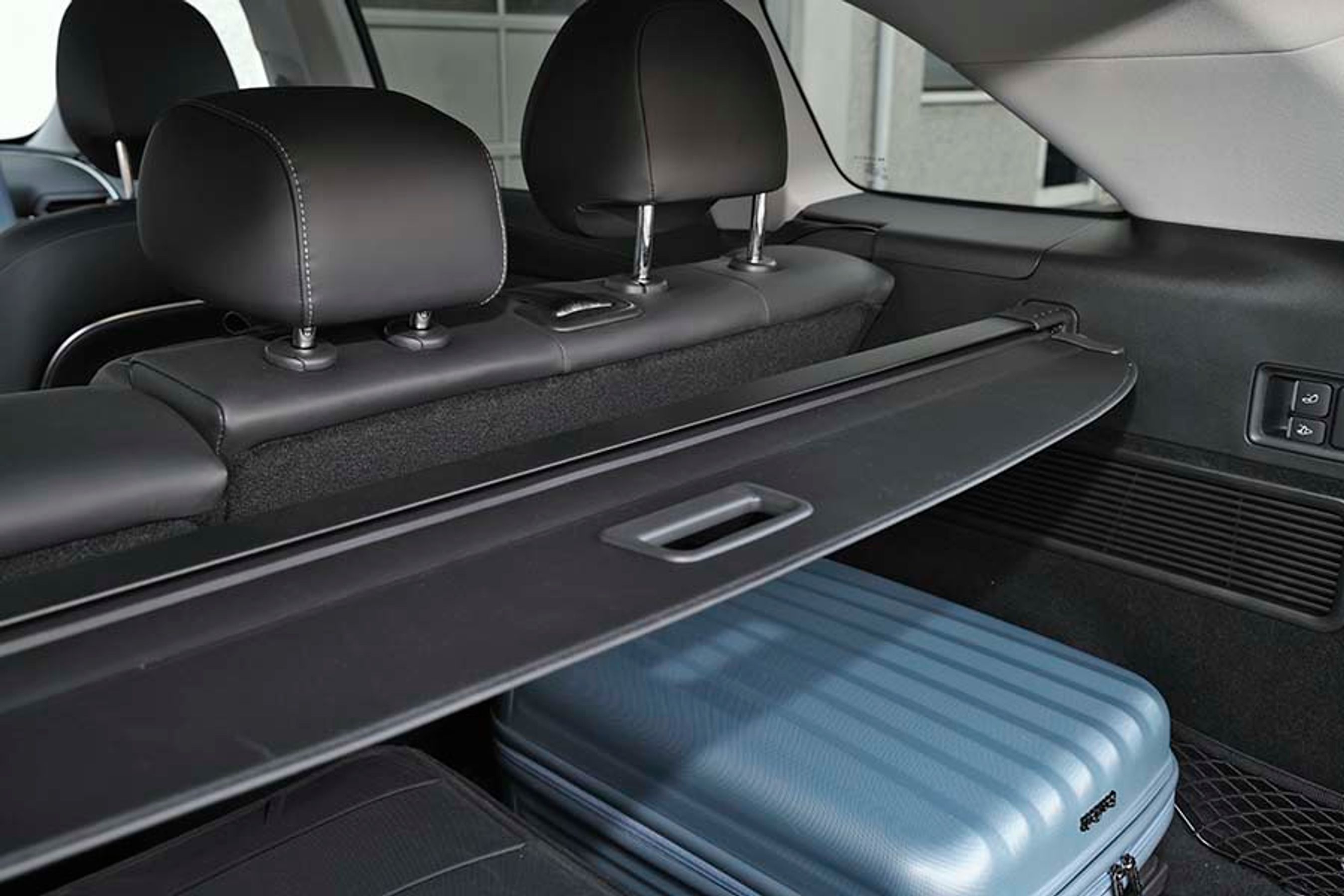 Da bagsæderyglænene kan justeres elektrisk i hældningen, går bagagerumsdækkenet ikke helt hen til bagsæderne. Dermed kan man se ind i bagagerummet udefra. Ikke helt optimalt.