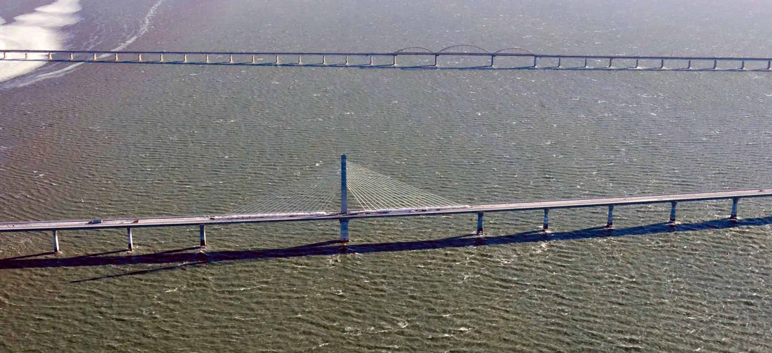 Luftfoto af de to storstrømsbroer.