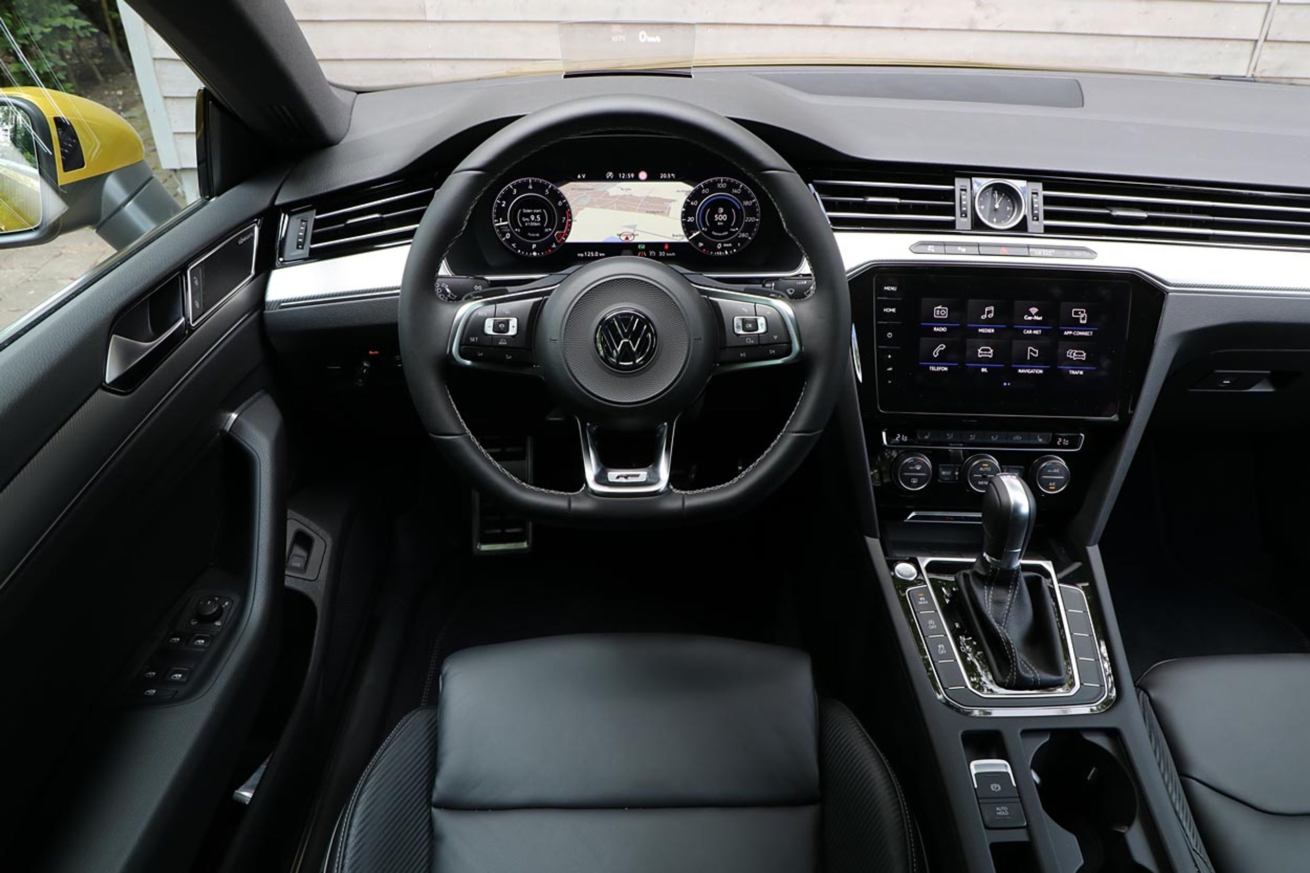 Kabinen stammer fra Passat, men i R-Line med digitale instrumenter er tallene i kursiv, og du har mulighed for at personalisere bilen mere med andre materialer, så den skiller sig ud fra en Passat.