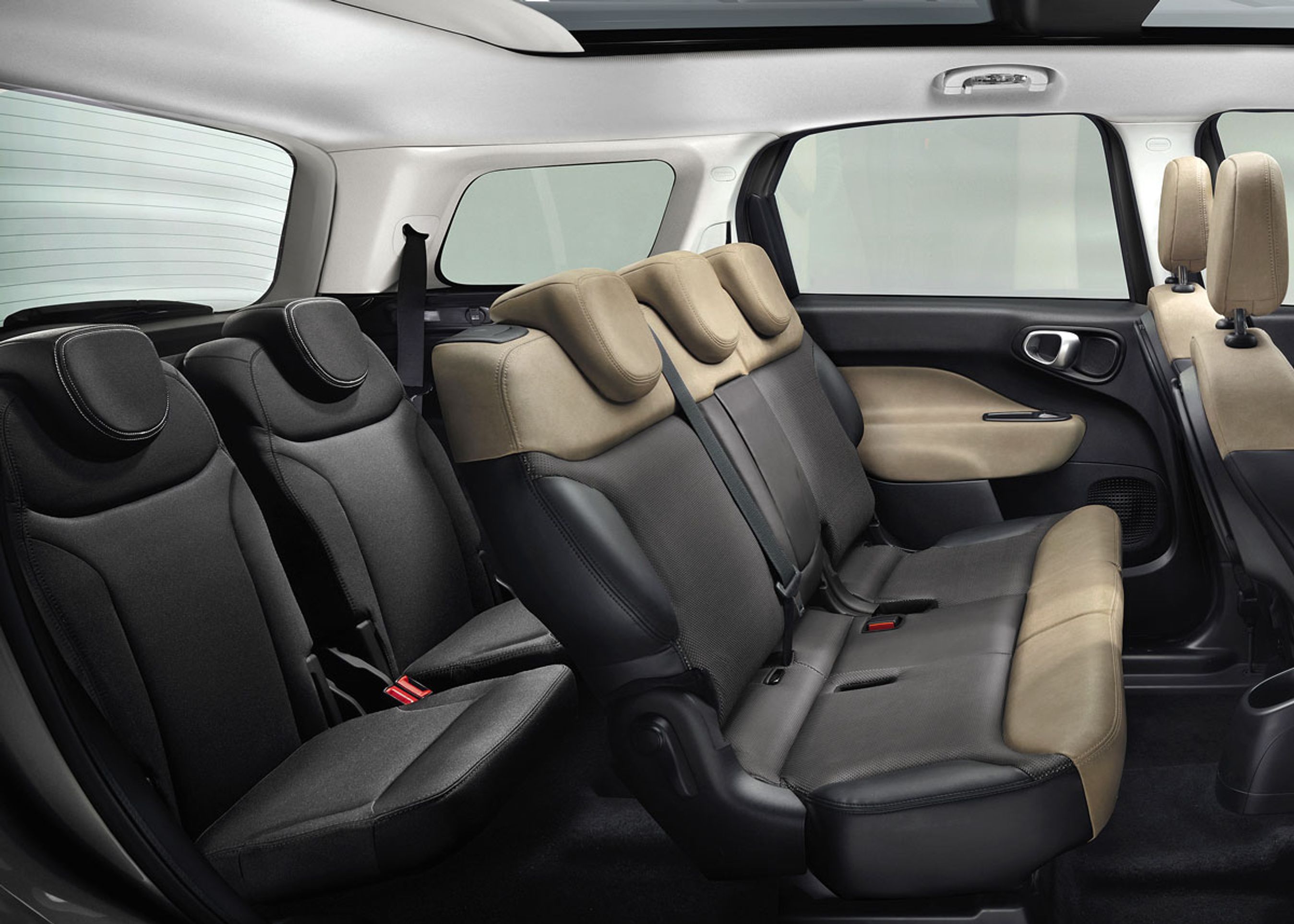 På tredje række er der to individuelle sæder. De er formentlig kun egnet til børn.