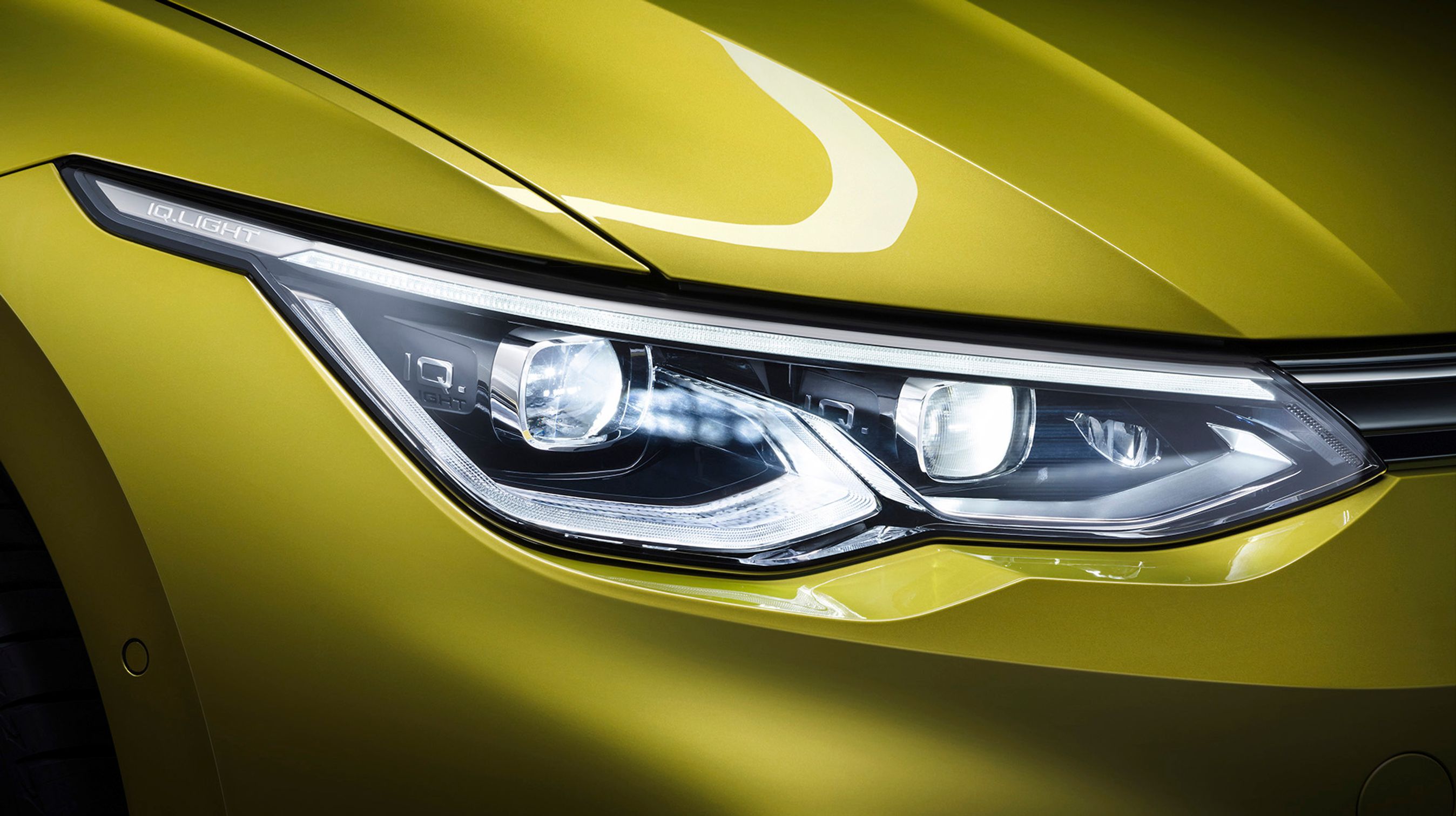 LED-forlygter er standard i alle udgaver, men som ekstraudstyr kan man få Golf med Matrix-forlygter, der gør det muligt at køre med det lange lys tændt hele tiden uden at blænde modkørende.