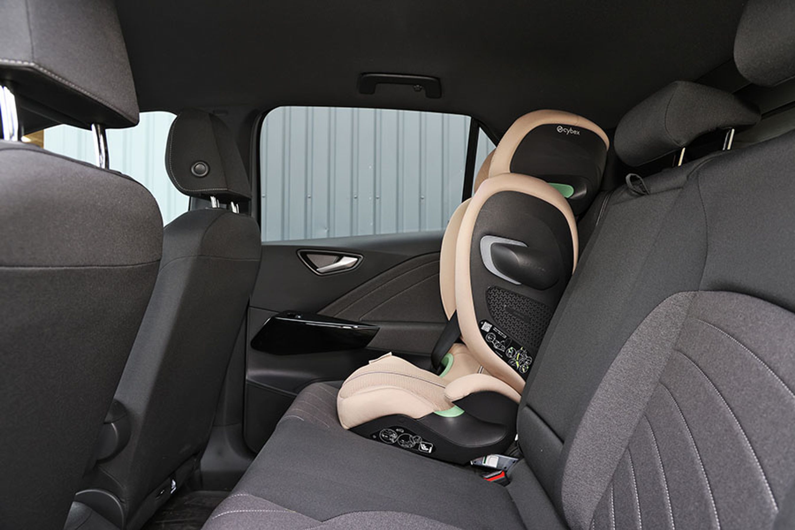 Der er overraskende god benplads i ID.3, men den klarer ikke familietesten godt, fordi der ikke er friskluftdyser til bagsædepassagererne. 