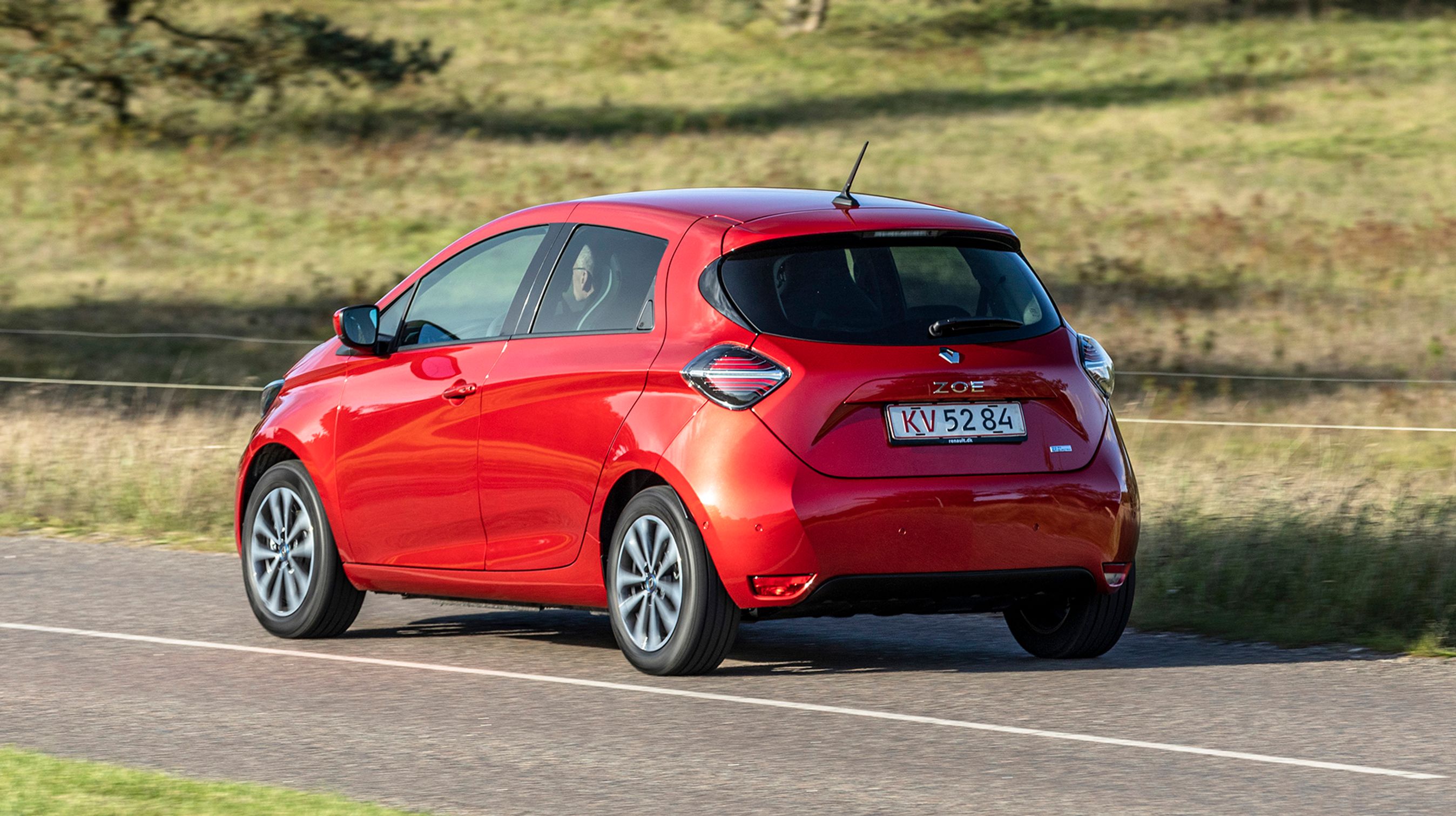 Der er ikke ændret voldsomt på de ydre linjer, men særligt omkring lygter og spoilere er der sket småjusteringer.