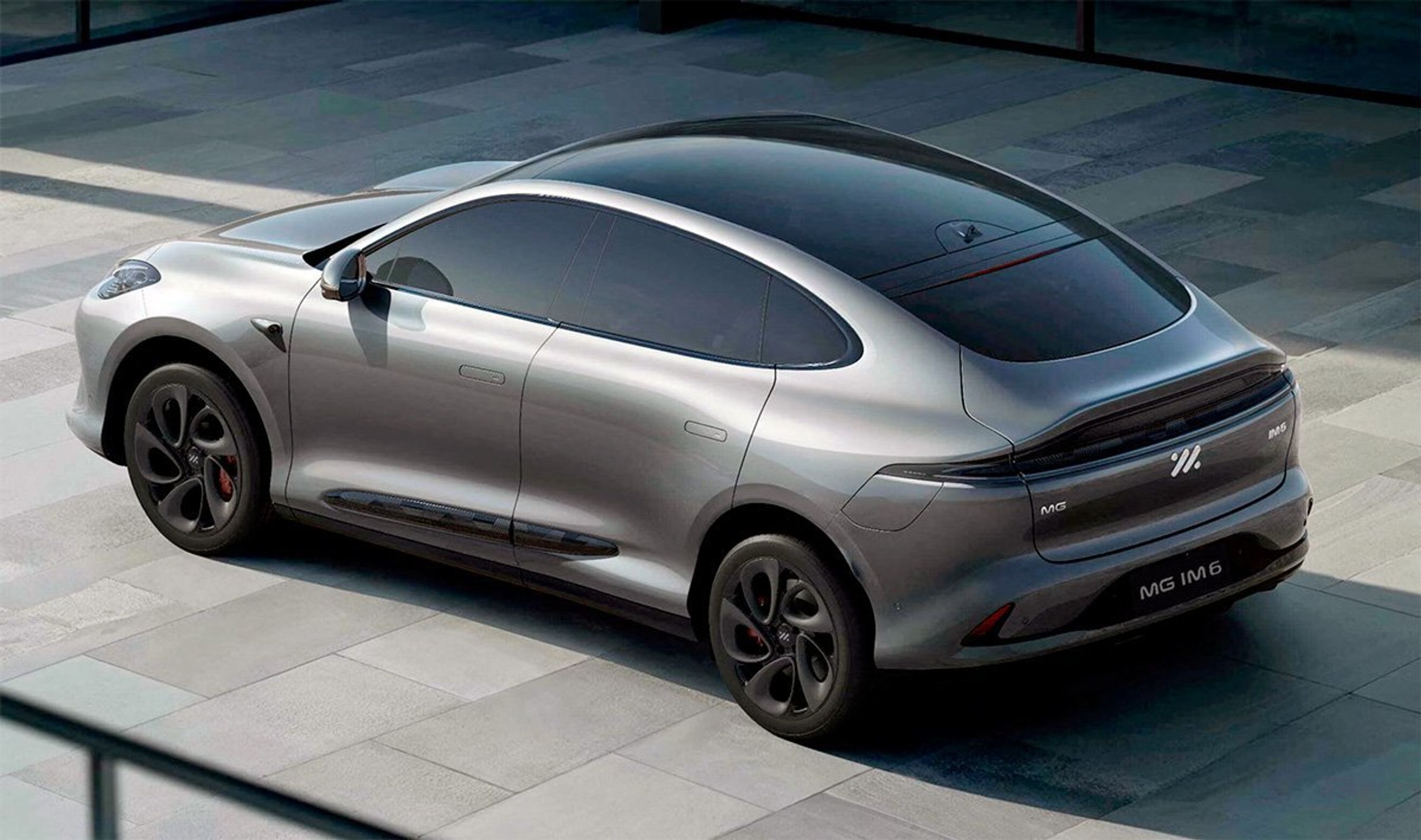 Grå MG IM6 set skråt oppefra.