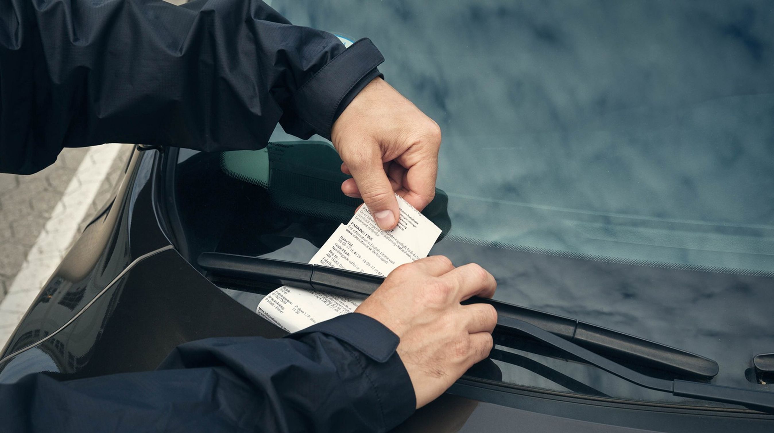 P-vagt sætter p-afgifte under vinduesvisker på bil
