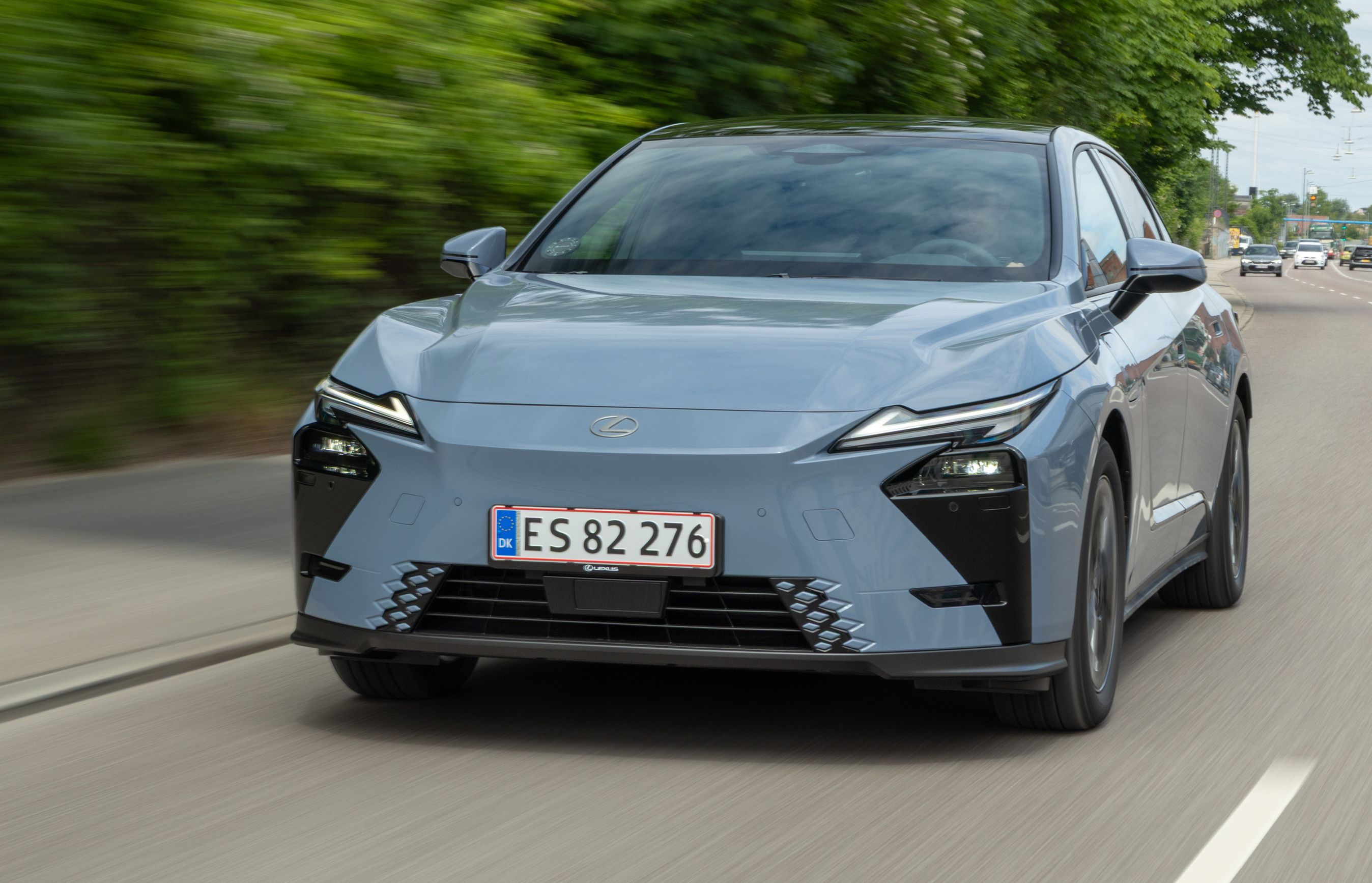 Blå Lexus ES forfra.