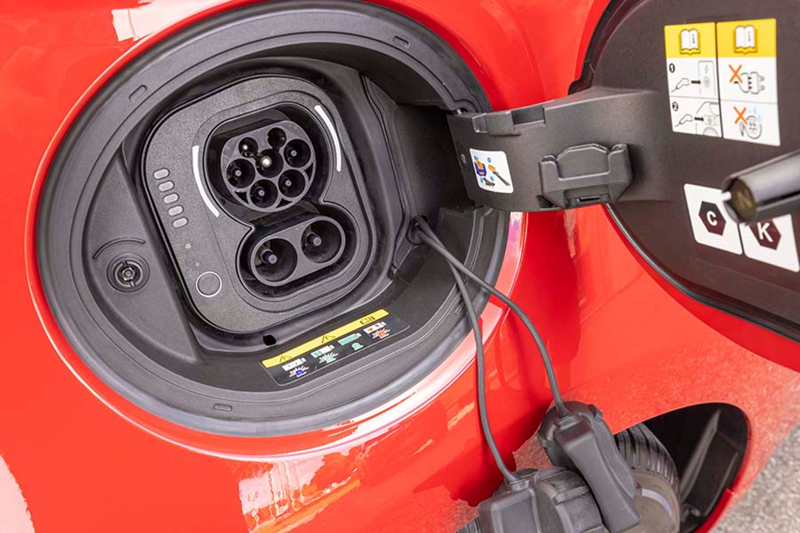 Ladestikket sidder på bilens højre side bagved. Bilen lader med 11 kW hjemme, og kan også hurtiglade når du er på langtur. Under vores test ladede vi i gennemsnit med en ladeeffekt på 72 kW de første 15 minutter og 54 kW i løbet af en halv time.