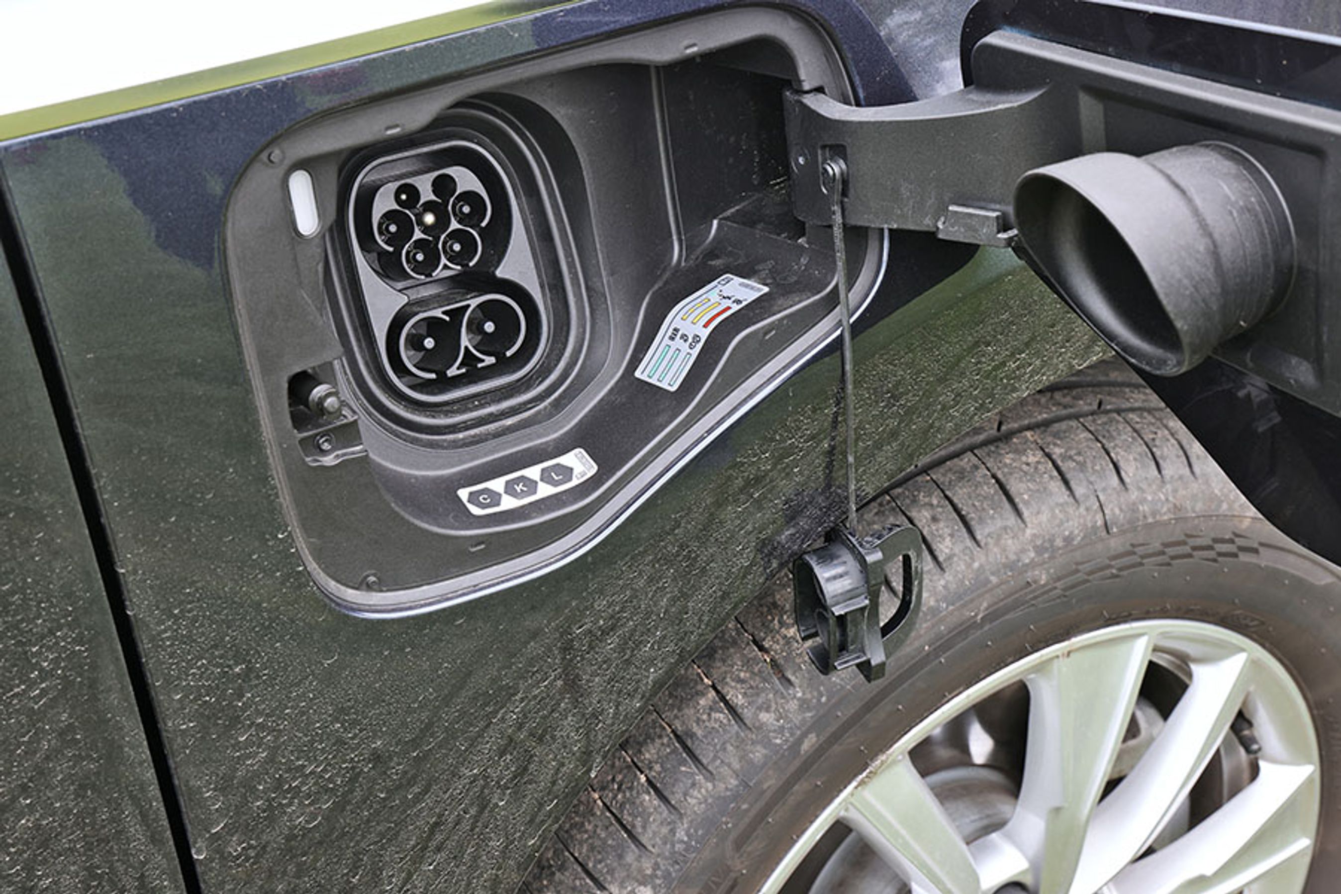 I udgaven med plugin-hybridsystemet kan man oplade det indbyggede batteri med enten 11 kW (AC) eller 50 kW (DC). Man kan køre ca. 90 km på el alene.