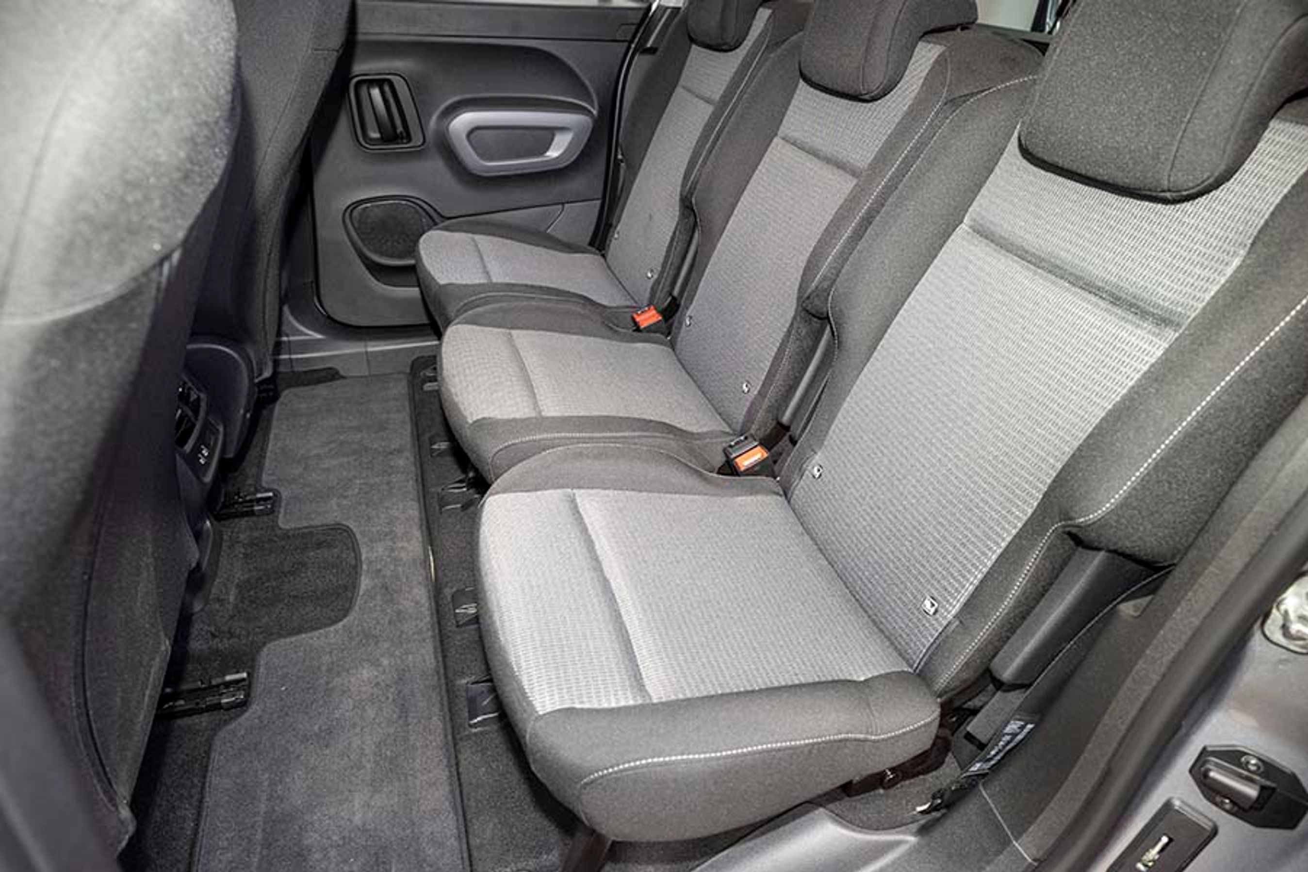 Tre separate sæder på anden række er næsten unikt blandt elbiler, og en klar årsag til at Proace Verso er interessant for familier med tre børn.