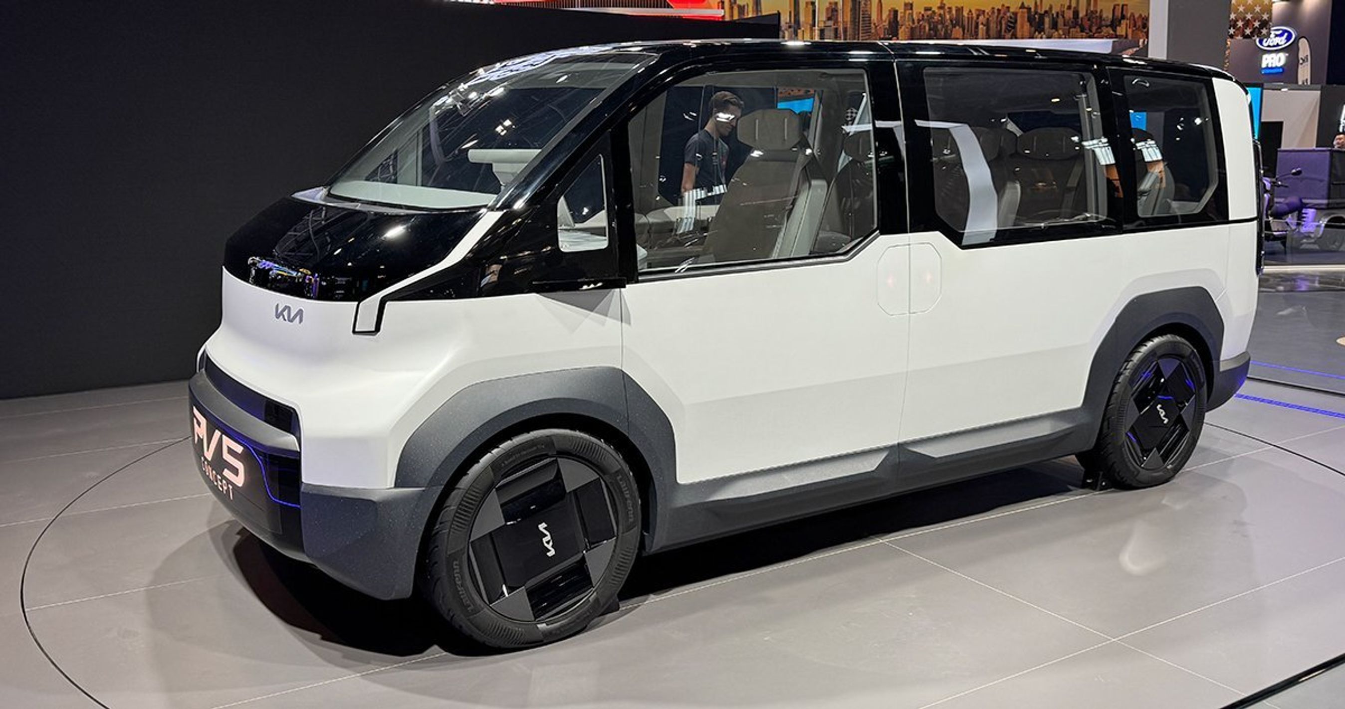 Hvid-sort konceptbil med store ruder.