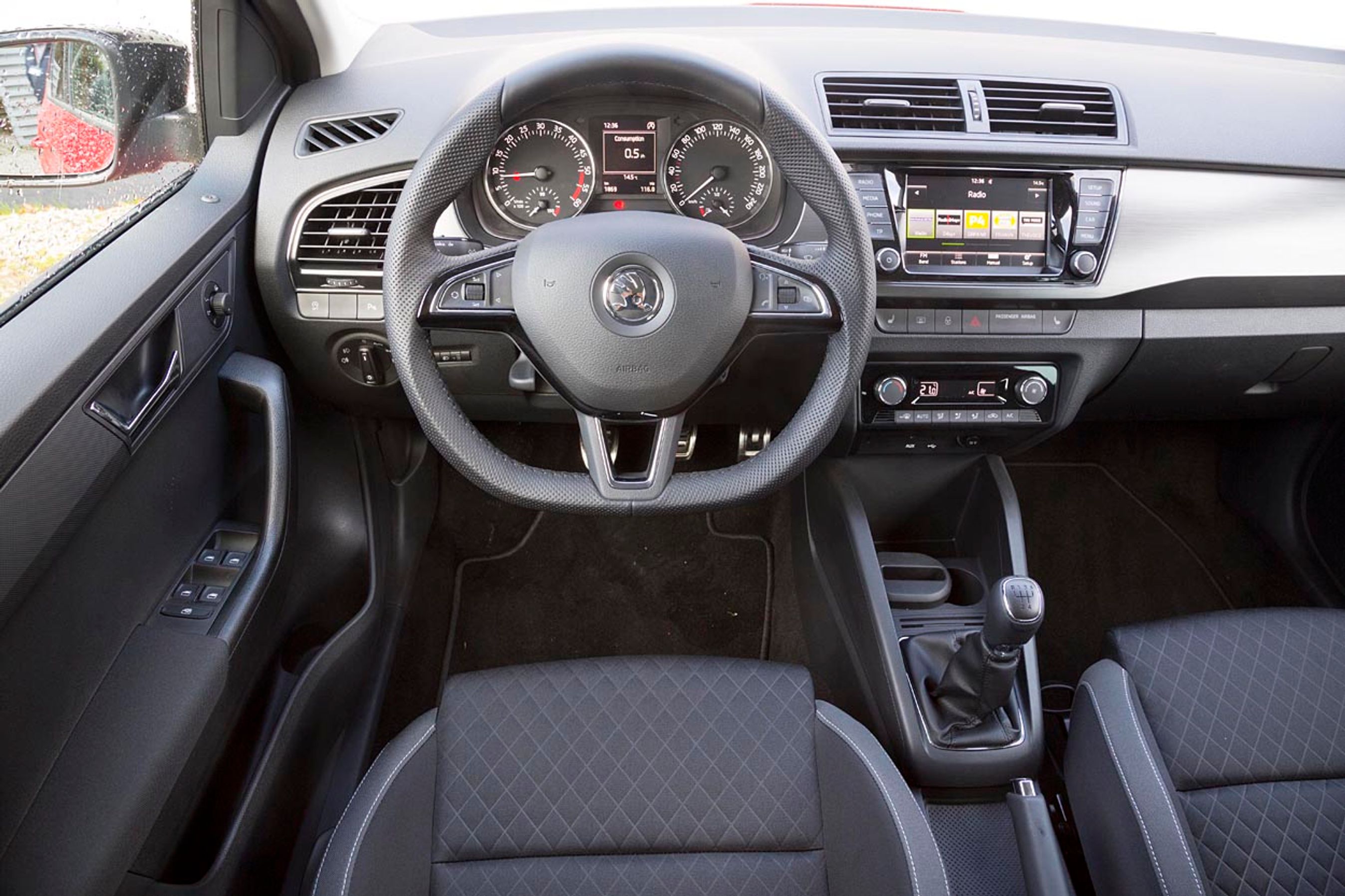 Førerpladsen er strammet op og udført i materialer af høj kvalitet. Rattet er virkelig lækkert at holde om, og det er fuldstændig i ro, selv om man kører på virkelig dårlige veje.