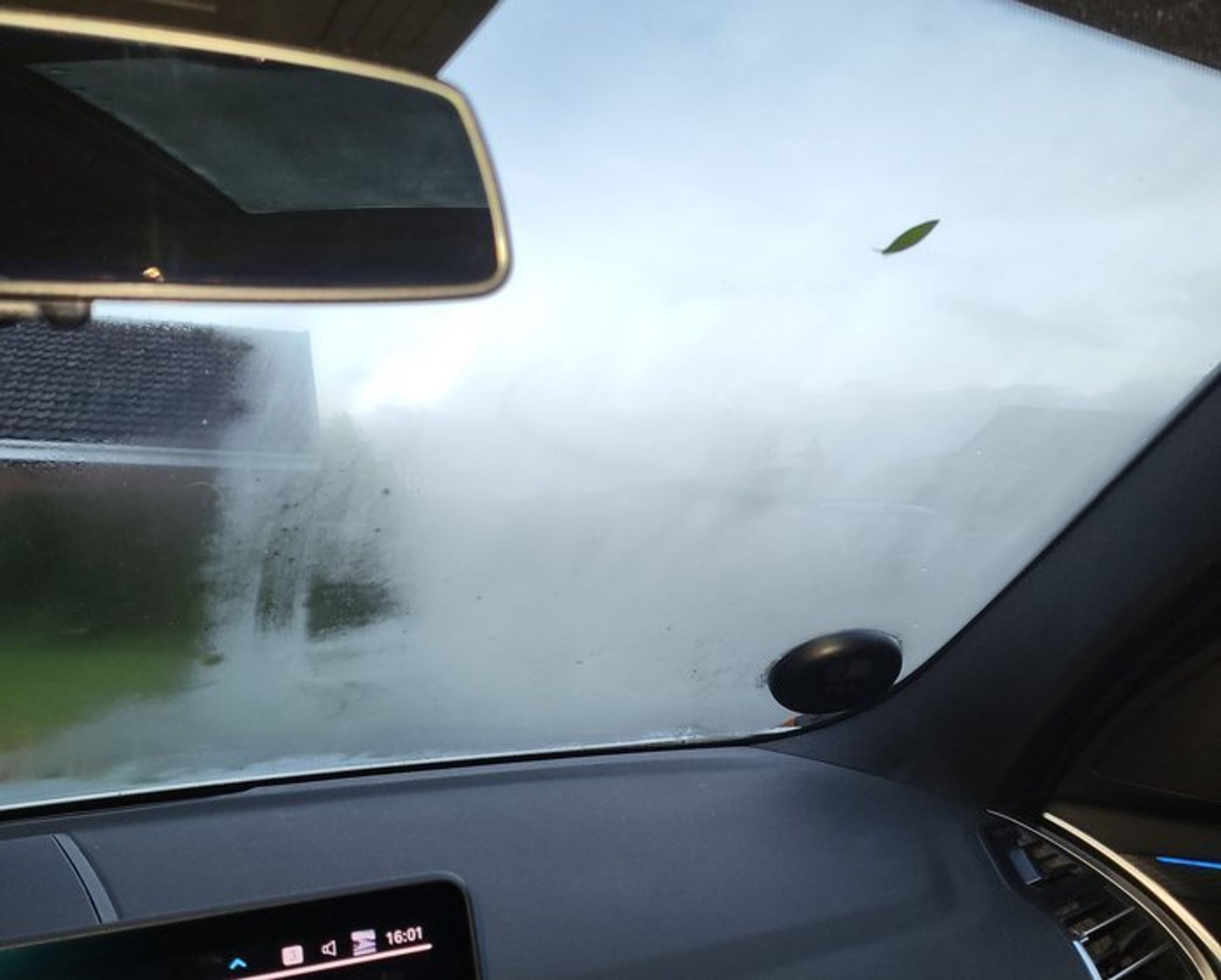 Bil med dugget forrude