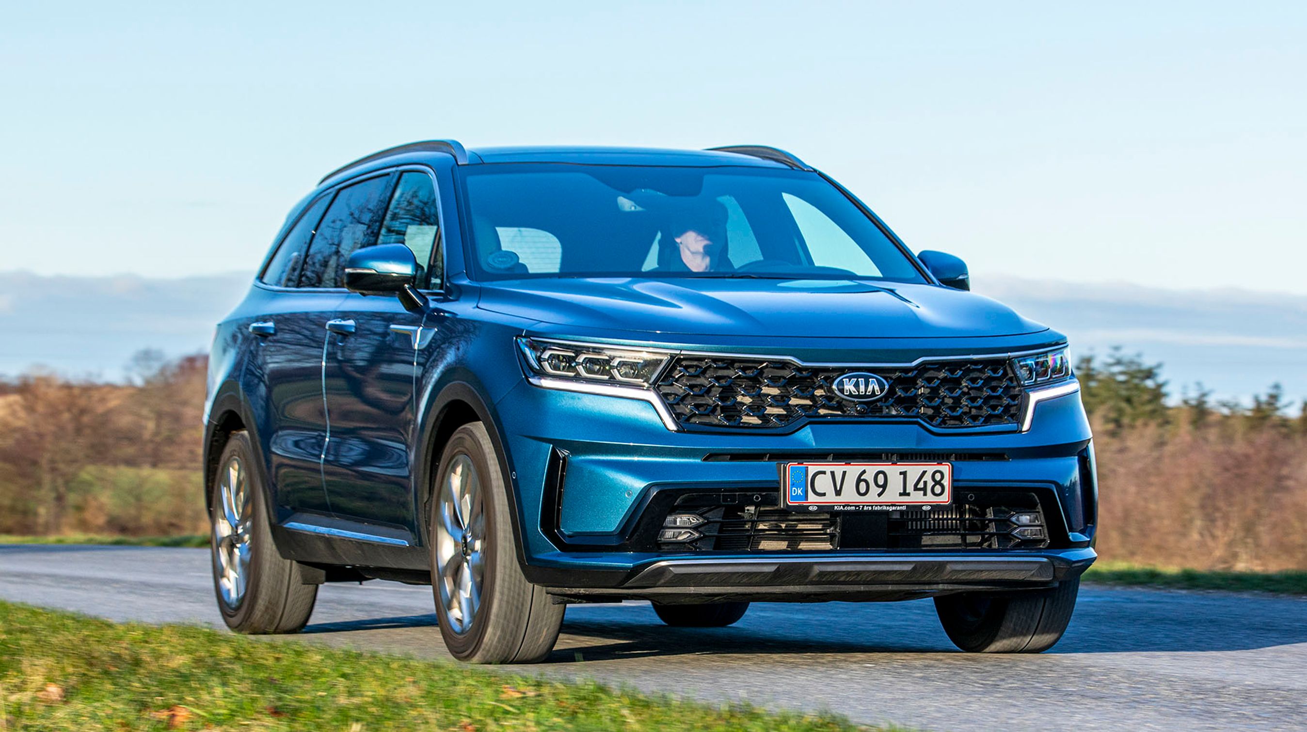 Kia Sorento er en kæmpe SUV med plads til syv personer, træk på alle fire hjul og masser af kræfter.