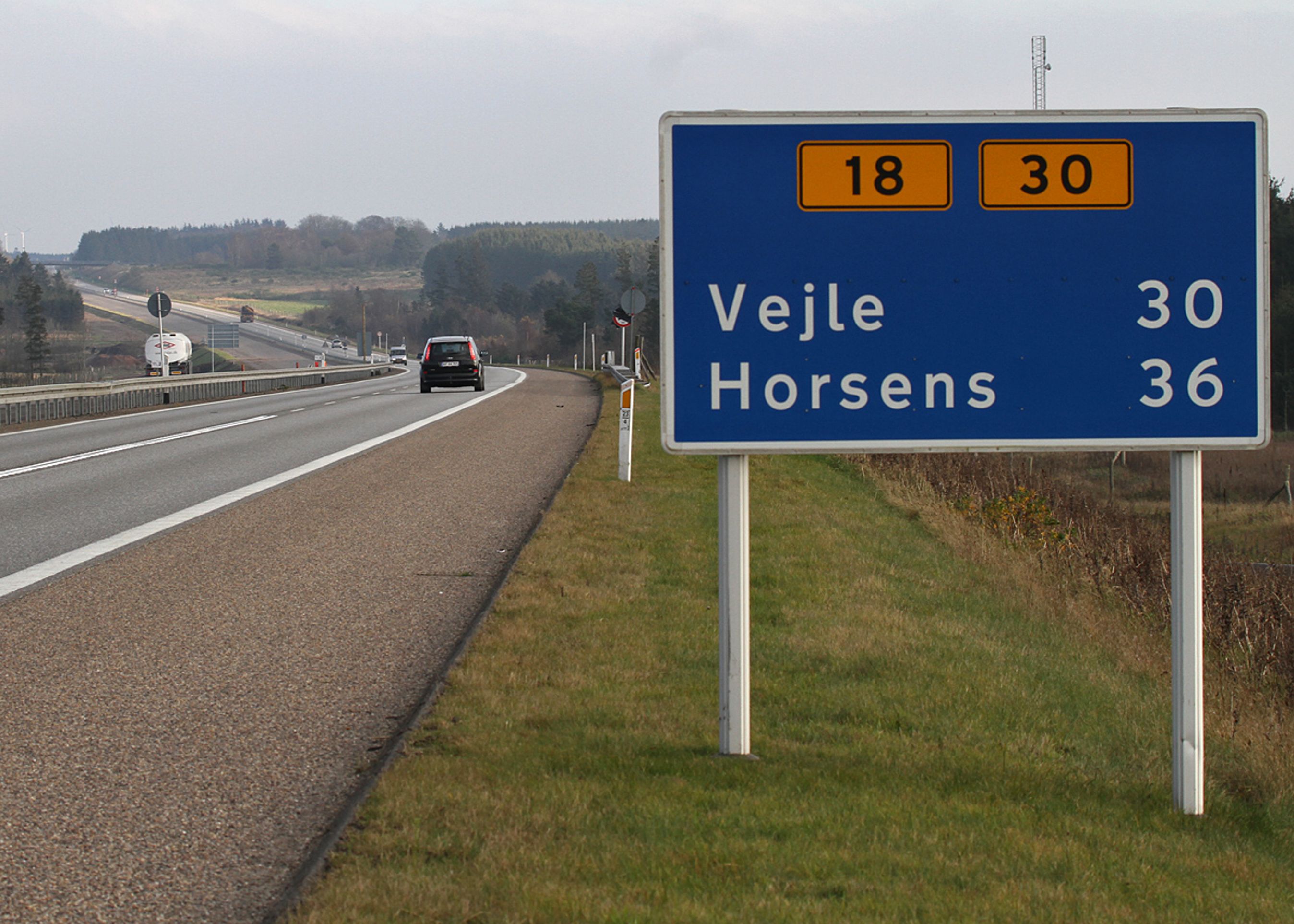 Den nye stump motorvej på 8,5 (snart 10) km betjener både rute 18 Vejle-Herning og rute 30 Horsens-Esbjerg.