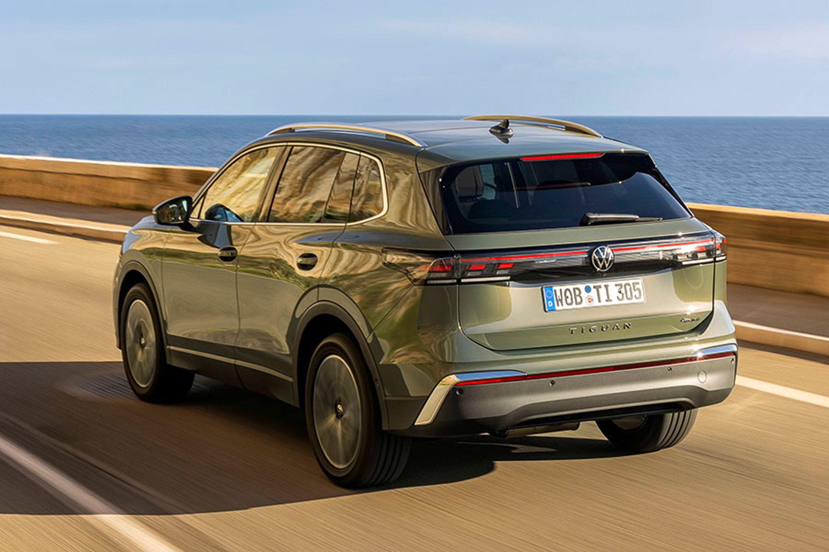 VW Tiguan kører langs havet set bagfra