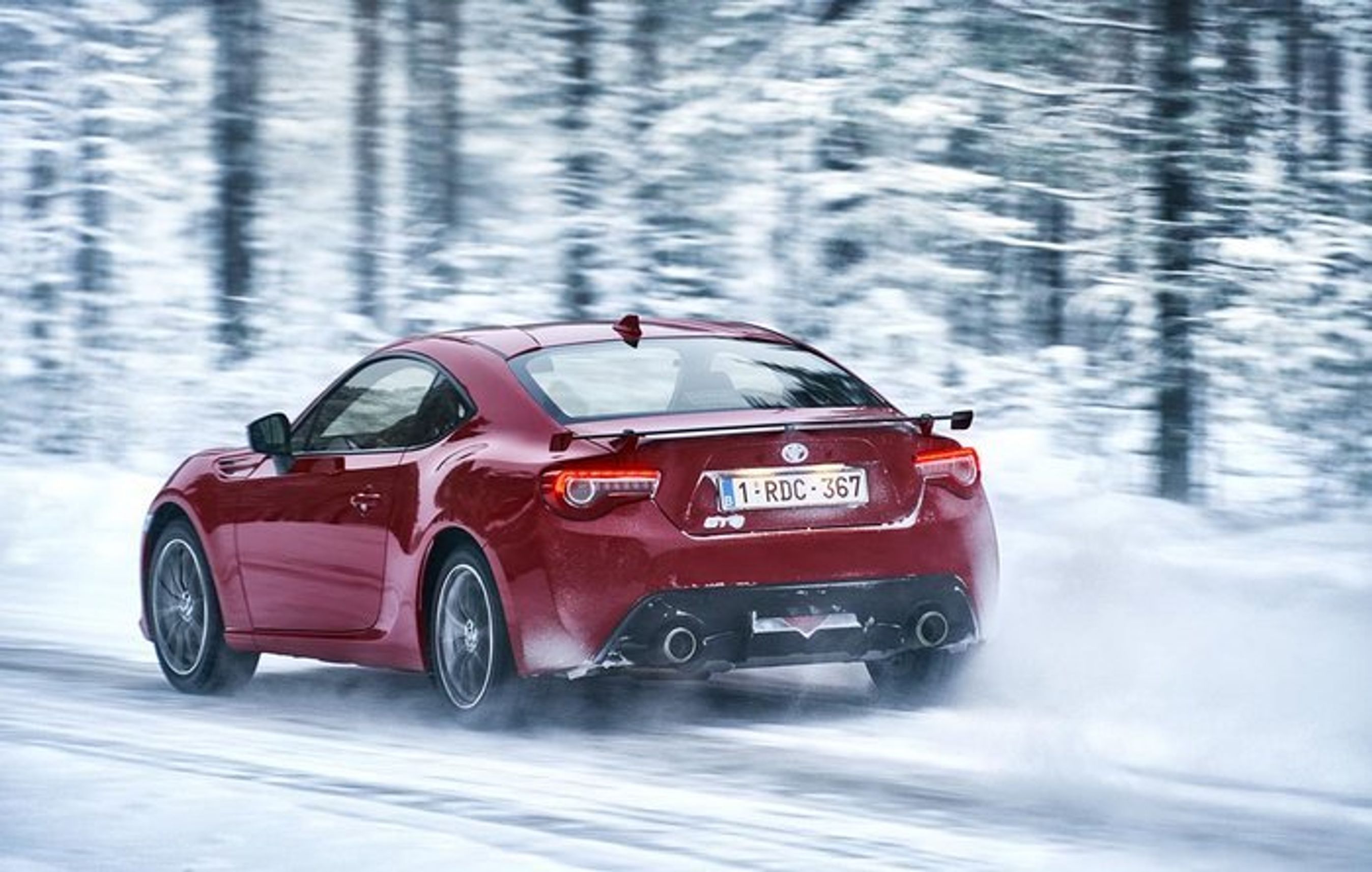 Bagenden af Toyota GT86 er opdateret med LED-baglygter og to runde udstødningsrør  hver med en diameter på netop 86 mm. Foto: Toyota