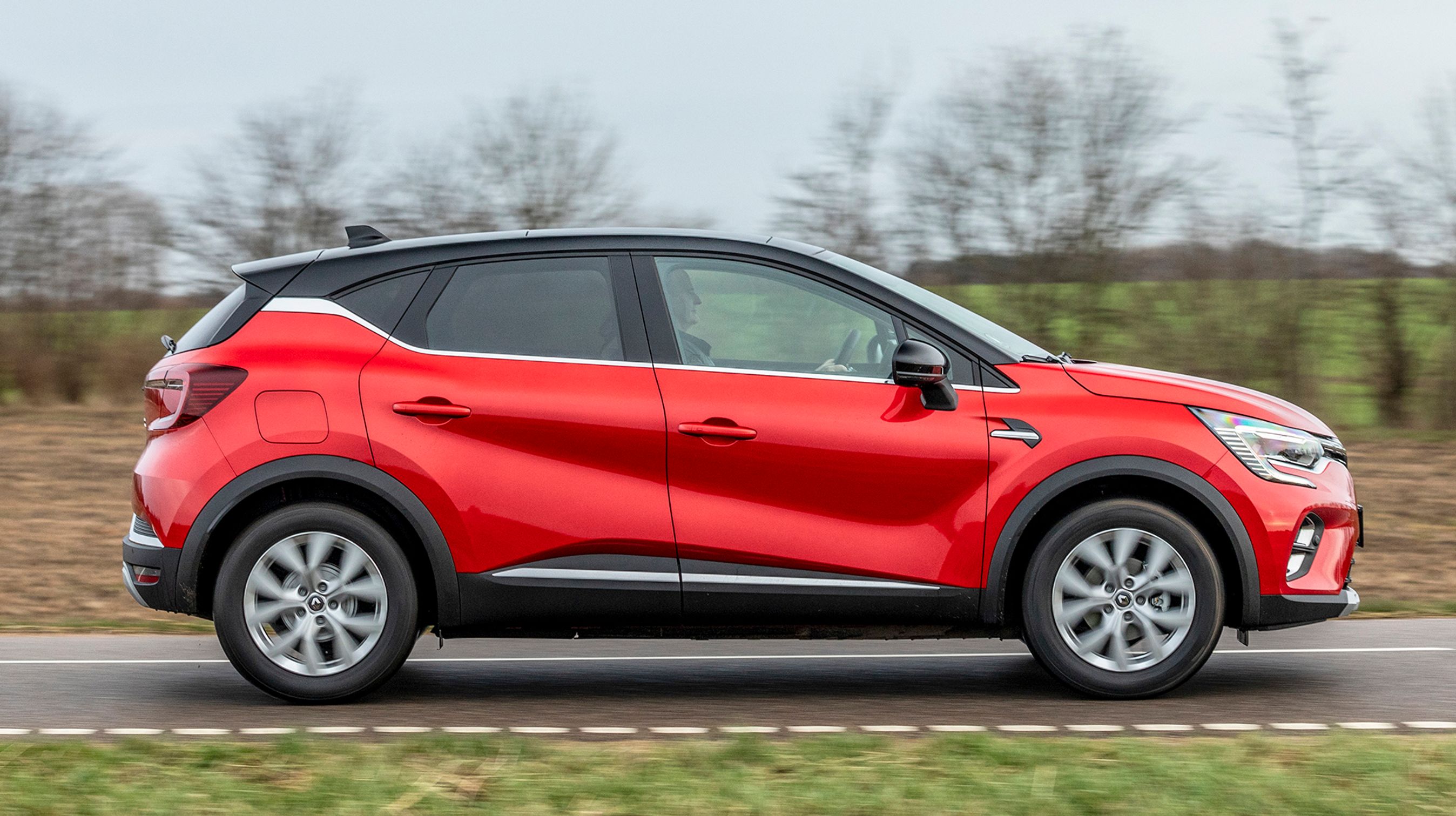 Captur har smarte kromlister, der giver highlights omkring rudearealet, men også i bunden af dørene. Det giver et friskt indtryk.