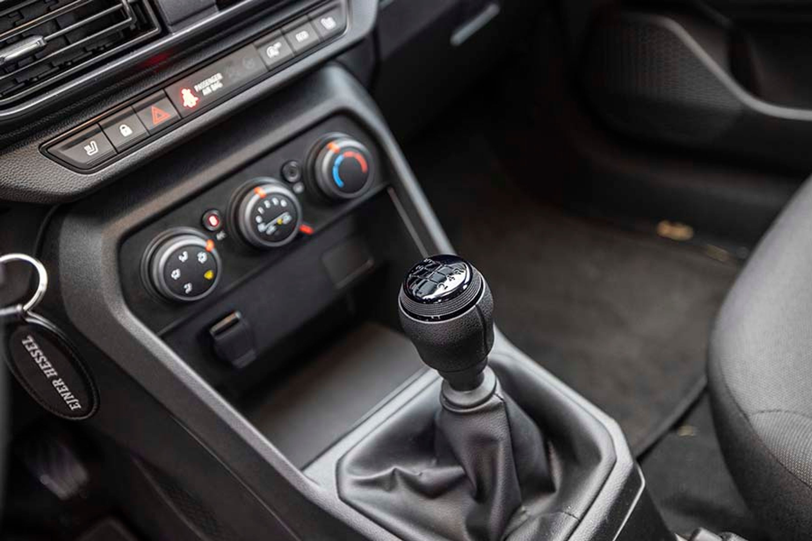 Der er fem gear i bilen, men de er gearet, så man skal op i ret høj fart, før man kan køre i femte gear. Der er god fralægningsplads foran gearstangen.