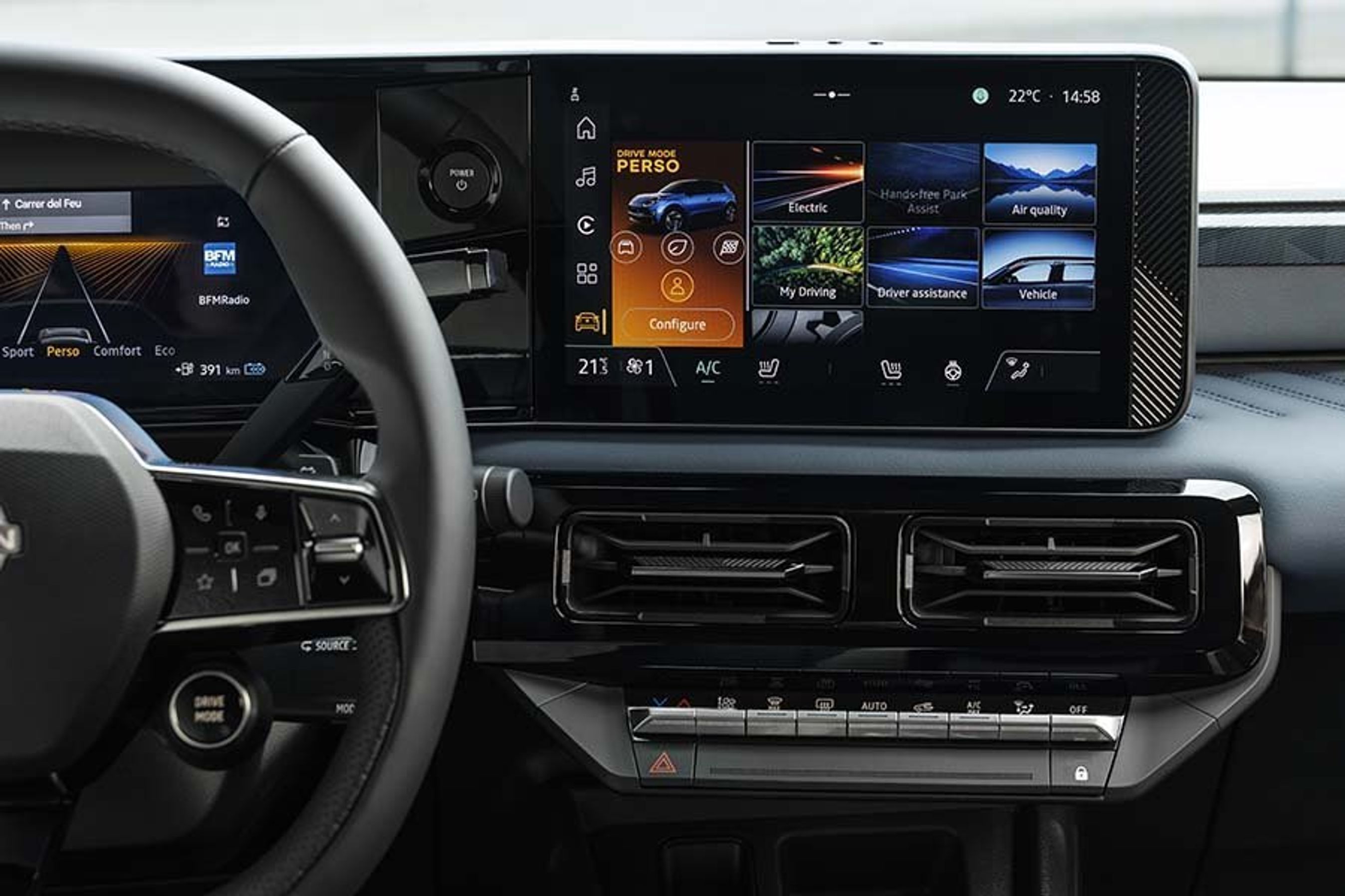 Førerpladsen i en Nissan Micra