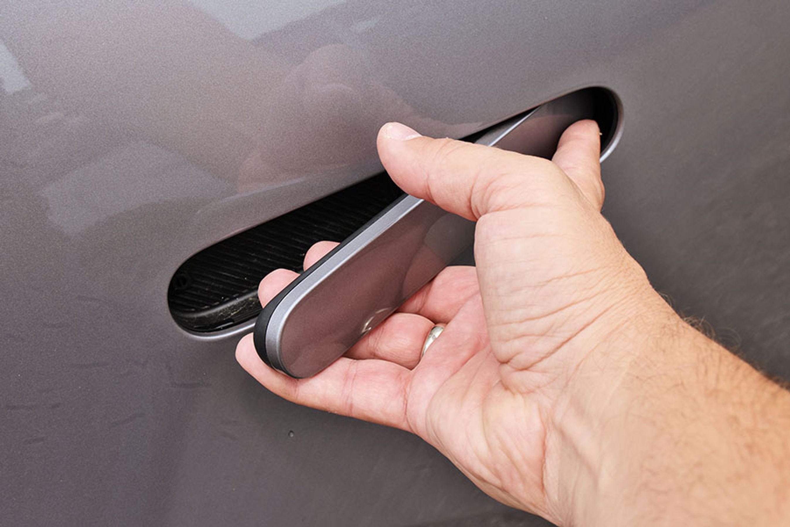 Dørhåndtagene fremhæves af Firefly som noget unikt ved bilen, men vi finder dem irriterende i hverdagen, idet de ikke er lette at betjene med blot én hånd. 