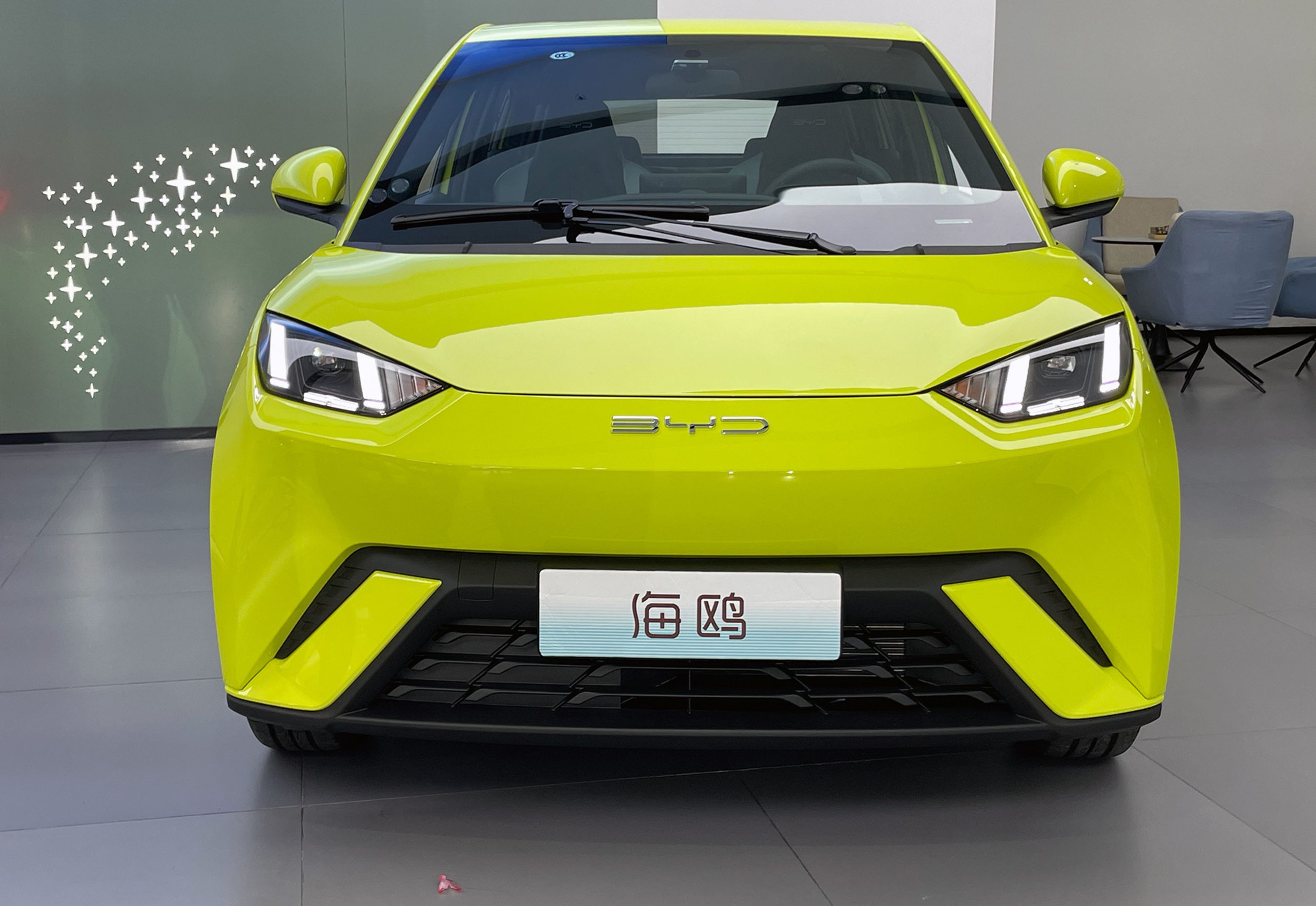 Gul BYD Seagull lige forfra.