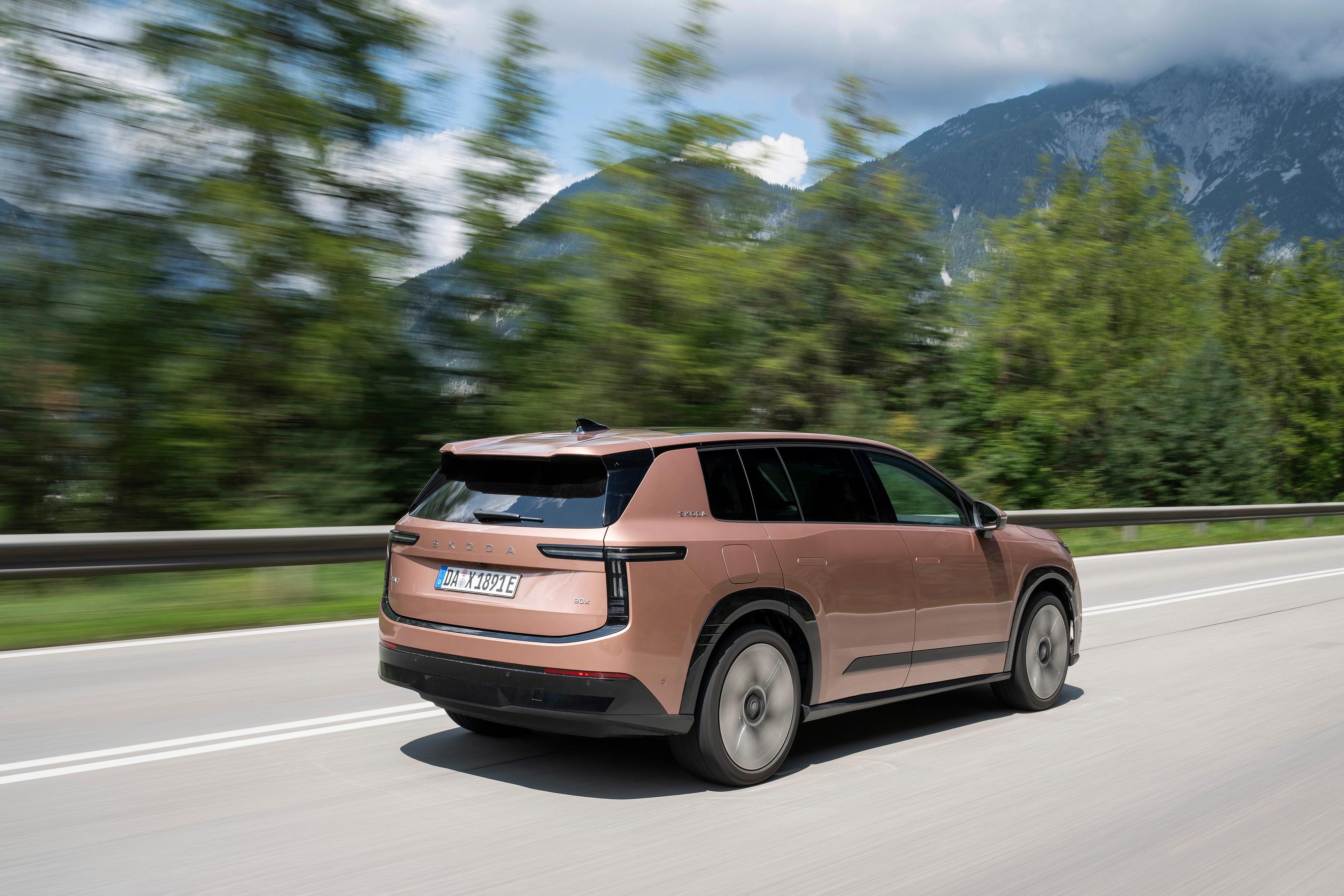 Skoda Peaq 60 Selection fra 2026 kører på landevej med træer i baggrunden.