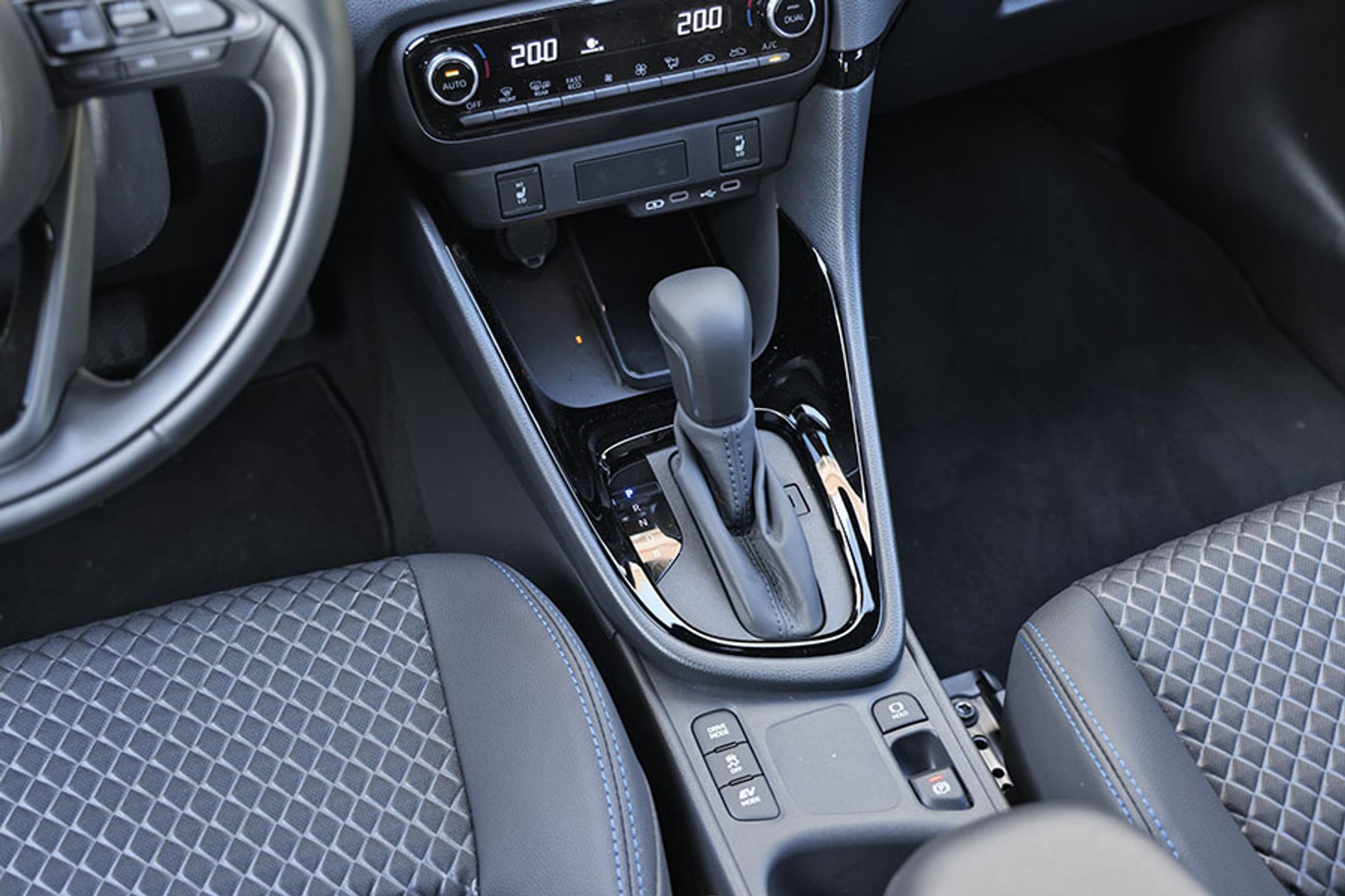 Gearvælgeren er af den gammeldags type, hvor man selv skal flytte den mekanisk fra P til D, når man skal køre. Efter hver tur skal den igen sættes tilbage til P. Foran gearvælgeren er der trådløs opladning af mobilen.