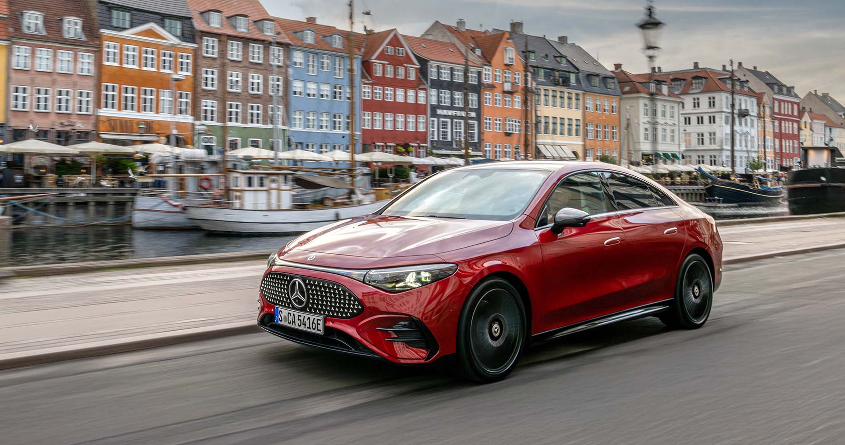 Mercedes CLA kører langs Nyhavn i København