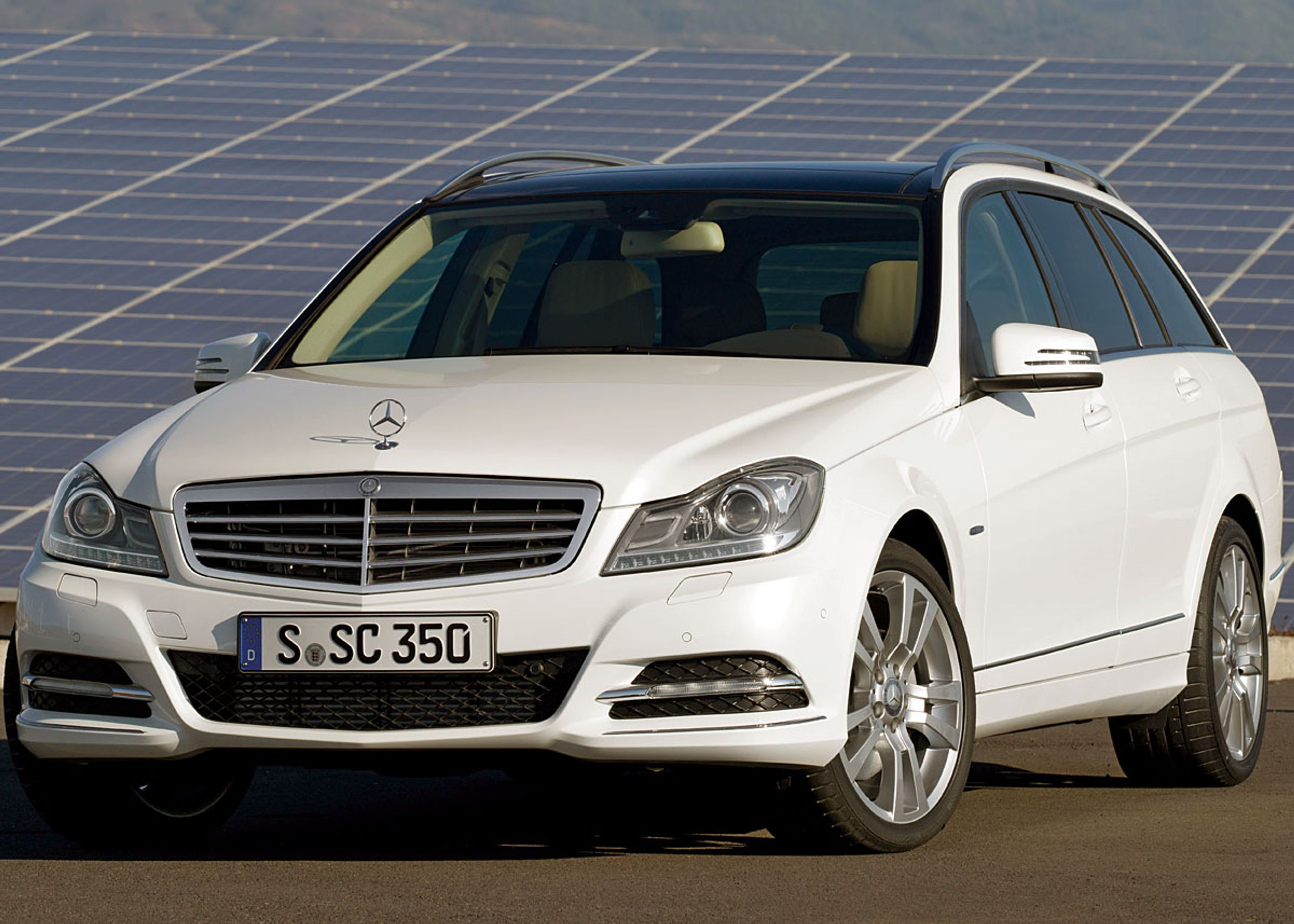 2011-udgaven af C-Klassen kendes bl.a. på kørelyslygterne allernederst. Motorhjelmen er nu af aluminium.