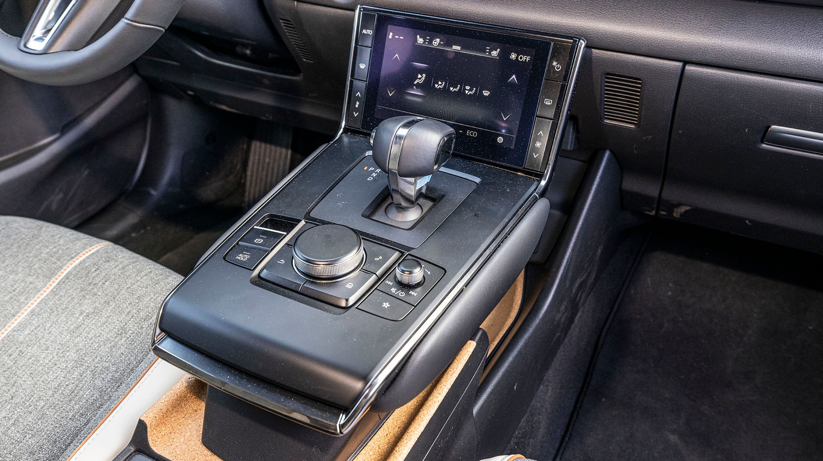 Gearvælgeren er mekanisk og skal sættes i P efter hver tur. Det foregår ved, at man skubber den frem og til venstre. Glemmer man det, kan man ikke starte den igen.