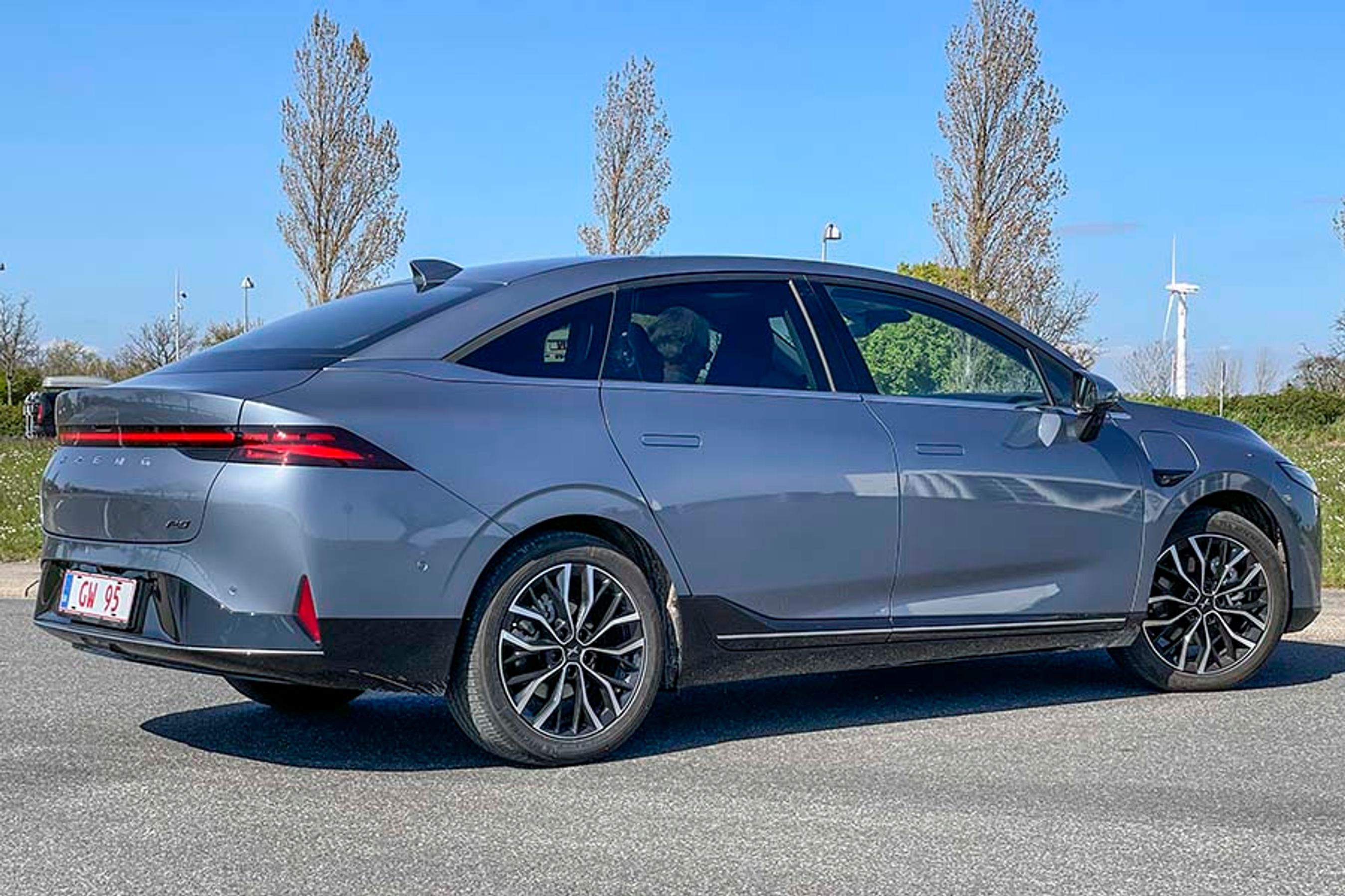 Linjerne er meget afrundede, og taget går i en stor bue fra forruden og stort set helt om til bagkanten af bagklappen. Akselafstanden er med sine enorme 277 cm en af forklaringerne på den gode plads ved bagsædet.