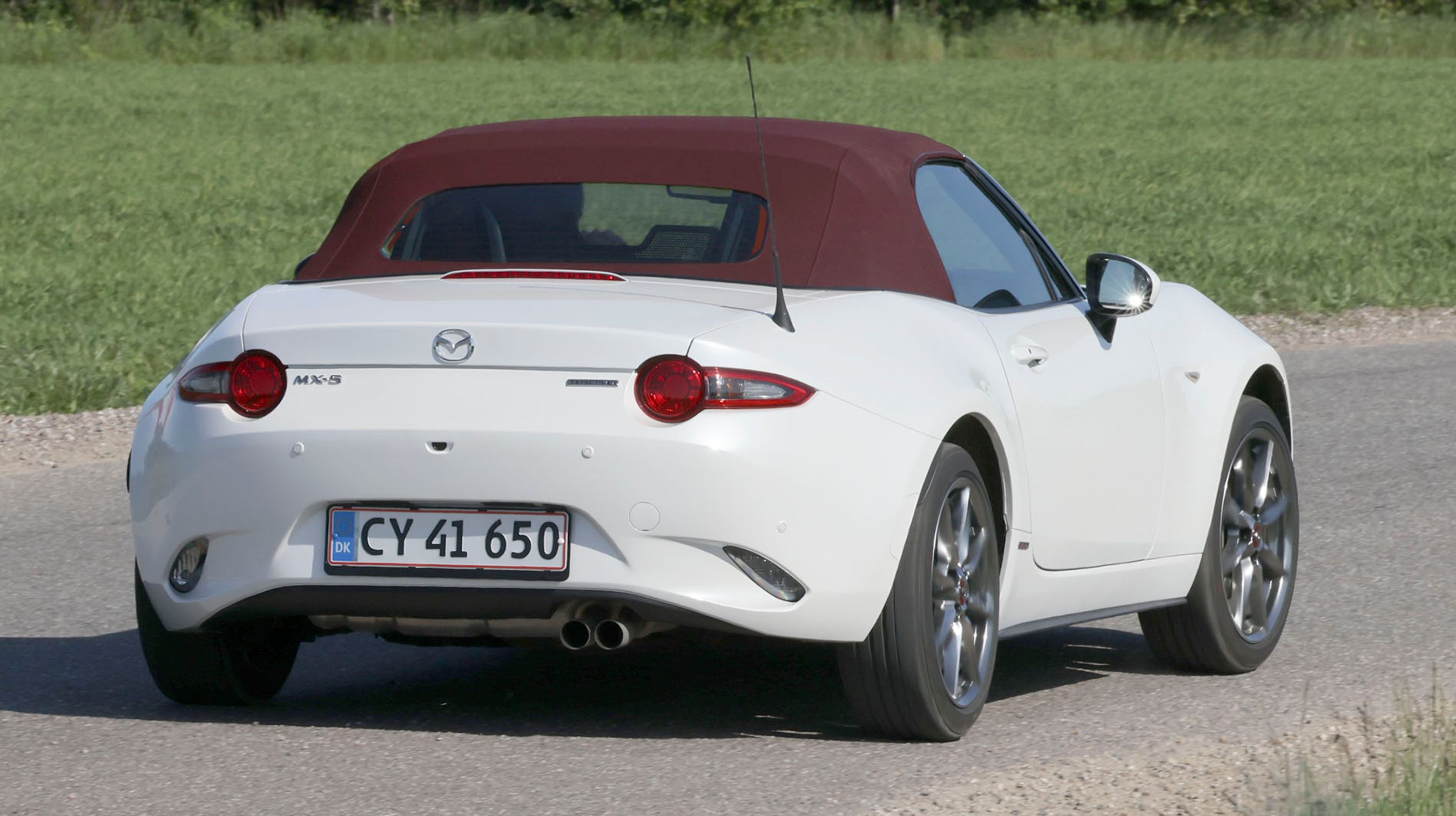 Med taget oppe kan du sikre dig mod regn og dårligt vejr. Kalechen er let at tage op og ned, og med øvelse og erfaring kan det gøres på fem sekunder.