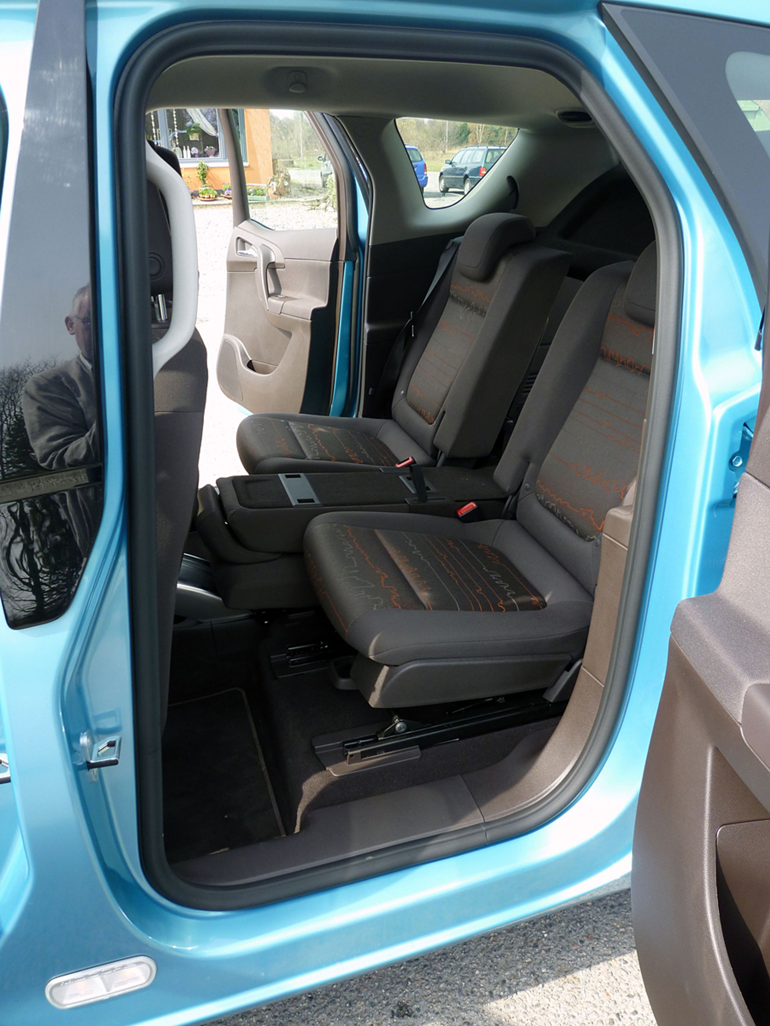 Når der blot er to personer bagi, kan sæderne forskydes nogle cm ind mod midten for at give komfortplads til skuldre og albuer.