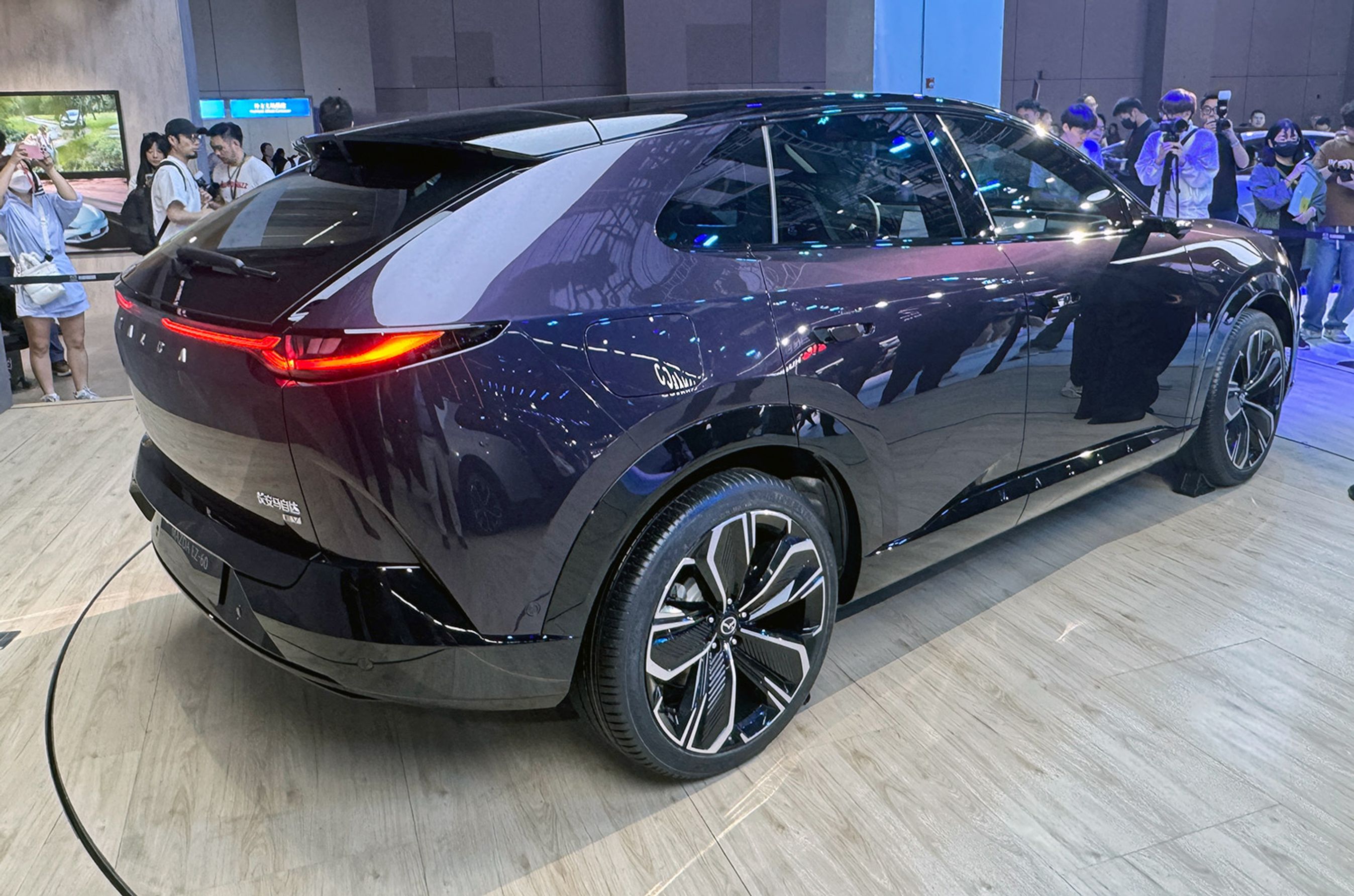 Mazda EZ-60 adskiller sig ret meget fra sedan-udgaven 6e og fra sin kinesiske søsterbil, Changan Deepal 07. Mazda'en har bagrudevisker - en ret synlig én.