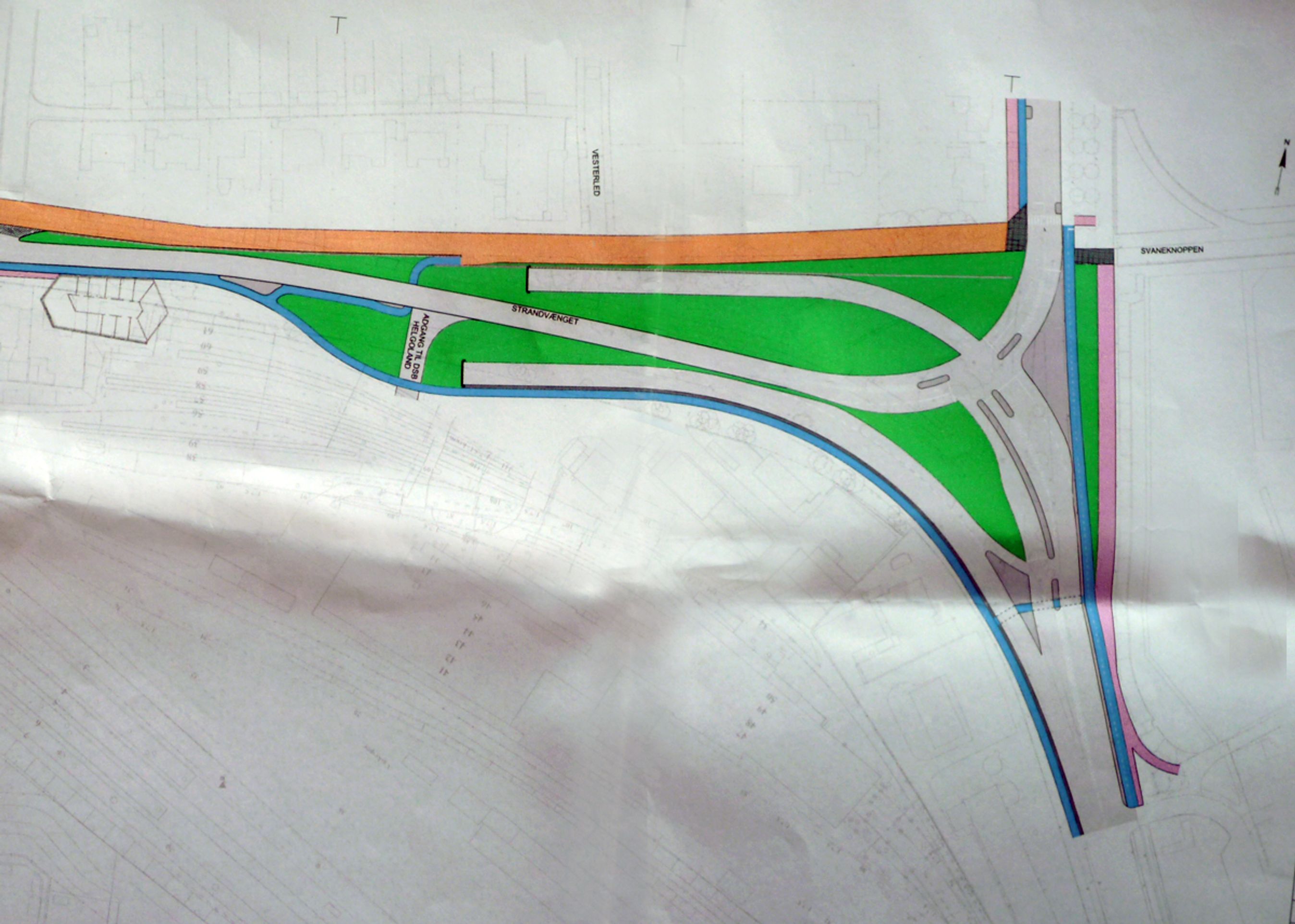 Sådan bliver den østlige ende i stedet for ifølge de første, hastigt lavede tegninger. Selve Nordhavnsvej ligger her 100 procent under jorden og er ikke synlig her. Nederst i det grønne kommer frakørslen op, og øverst i det grønne går tilkørselsrampen ned. Midt i det hele går en lokalvej, der nu også flyttes.