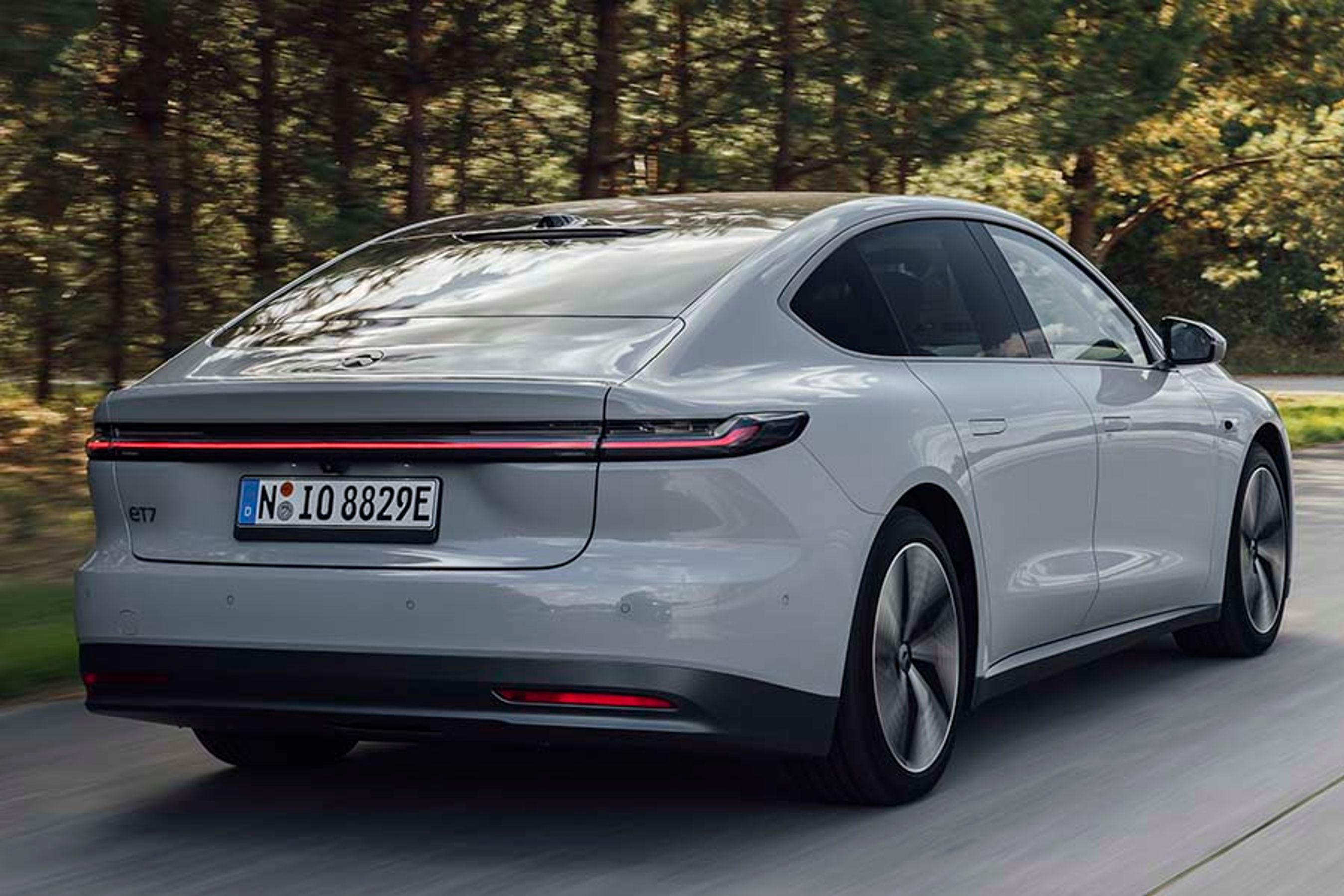 ET7 ligner en femdørs fastback med det skrå bagparti, men er desværre en sedan med meget lille åbning til bagagerummet. Ladeporten sidder i venstre bagskærm.