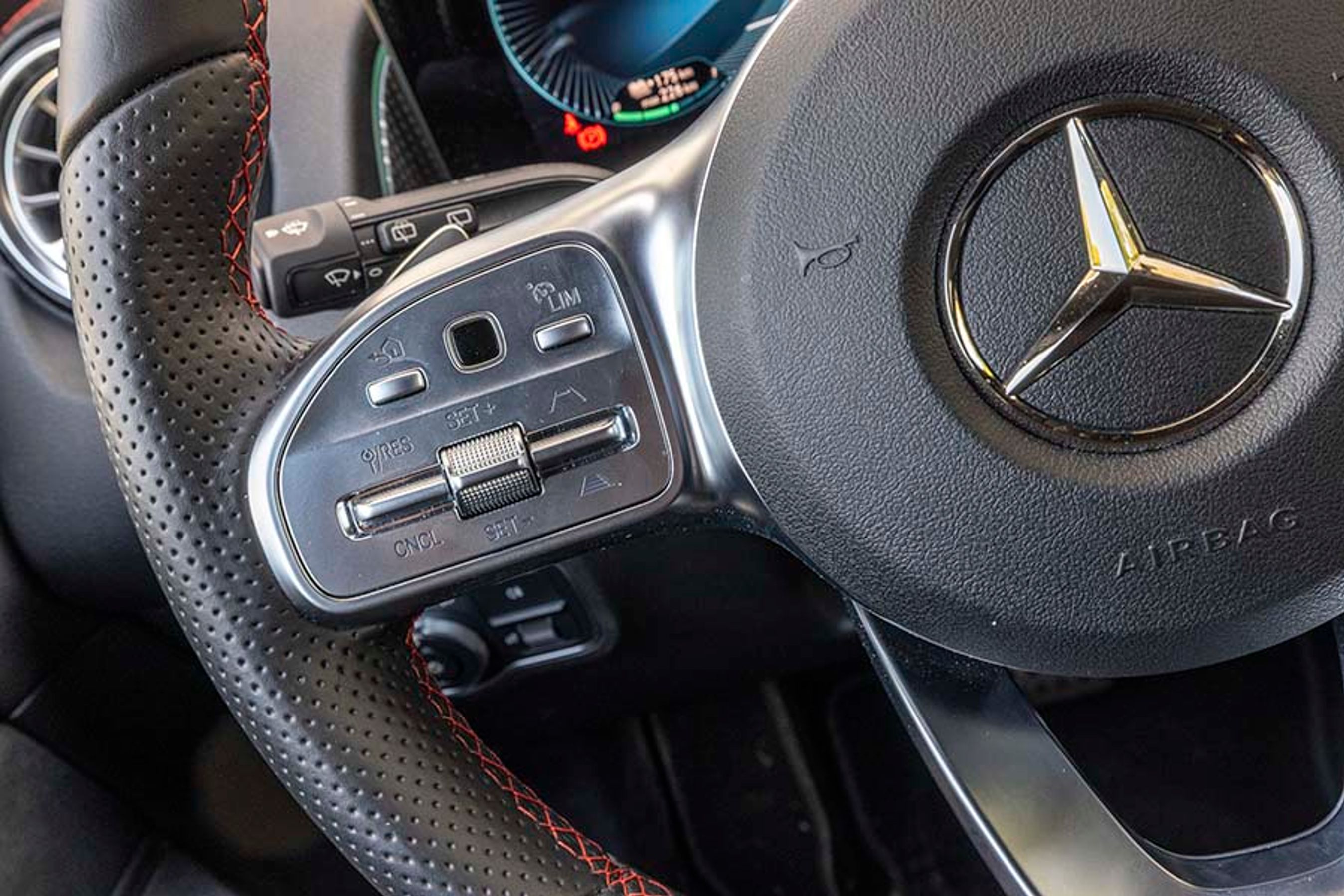 Både adaptiv fartpilot, vognbaneassistent og færdselstavleassistenten er en del af en udstyrspakke til 19.000 kr. Den bør man vælge, for det hele fungerer rigtig godt, og er med til at gøre kørslen både afslappende og sikker.