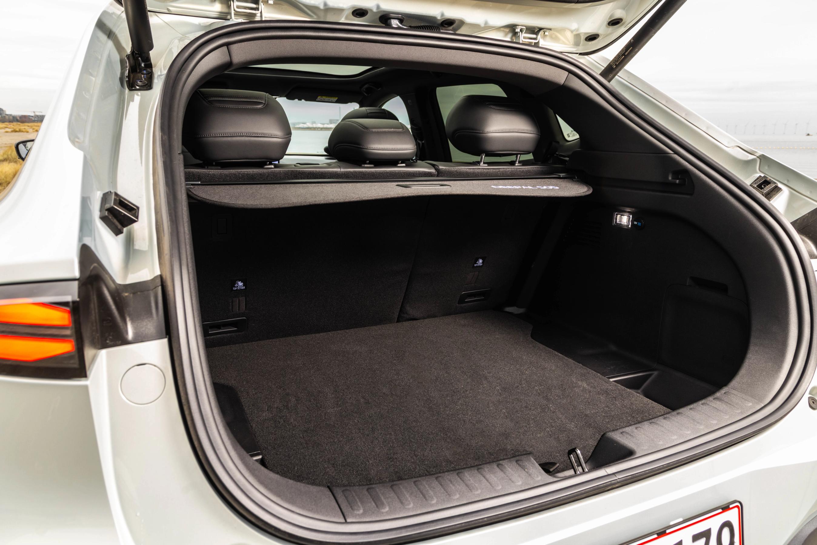 Bagagerummet i en Changan Deepal S05.