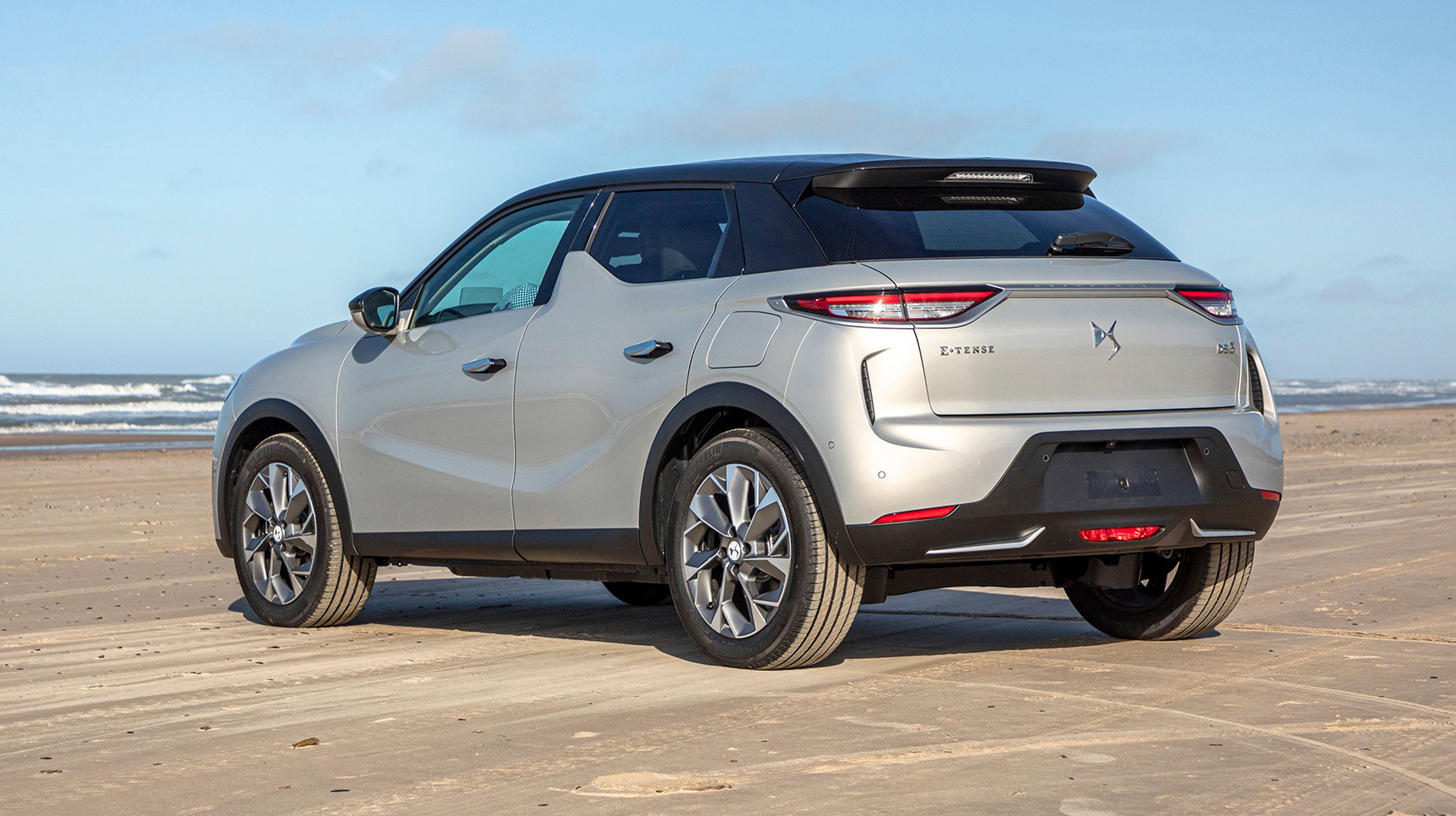 Bagfra får DS 3 Crossback et sjovt udtryk, idet bagrude og sideruder glider sammen i et stort, sort felt. Sammen med et tag i sort, giver det bilen et flot, personligt ydre.