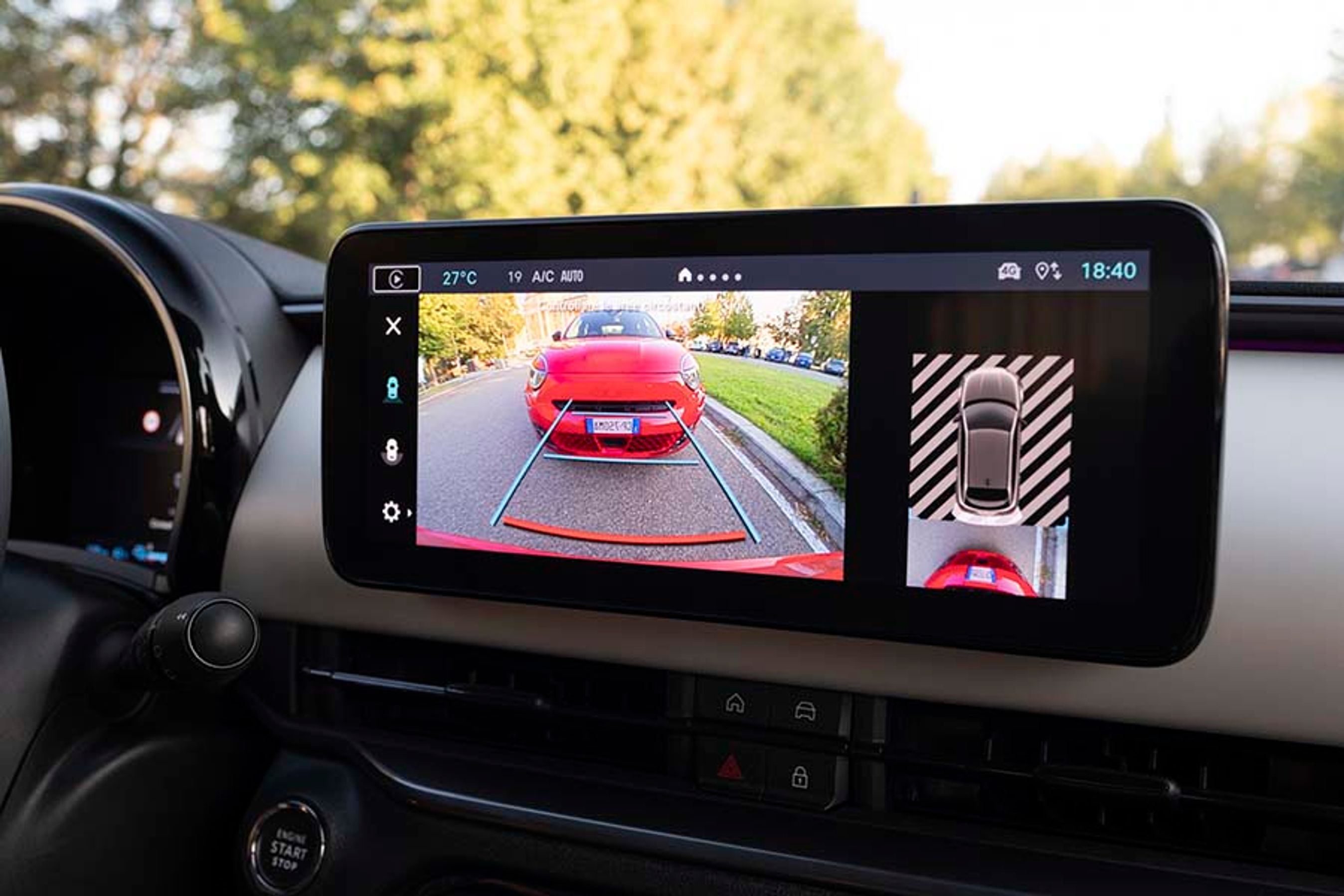 Den brede skærm i midten af instrumentbordet har mange gode egenskaber. Her er det bakkameraet, der demonstreres. Den del fungerer glimrende.