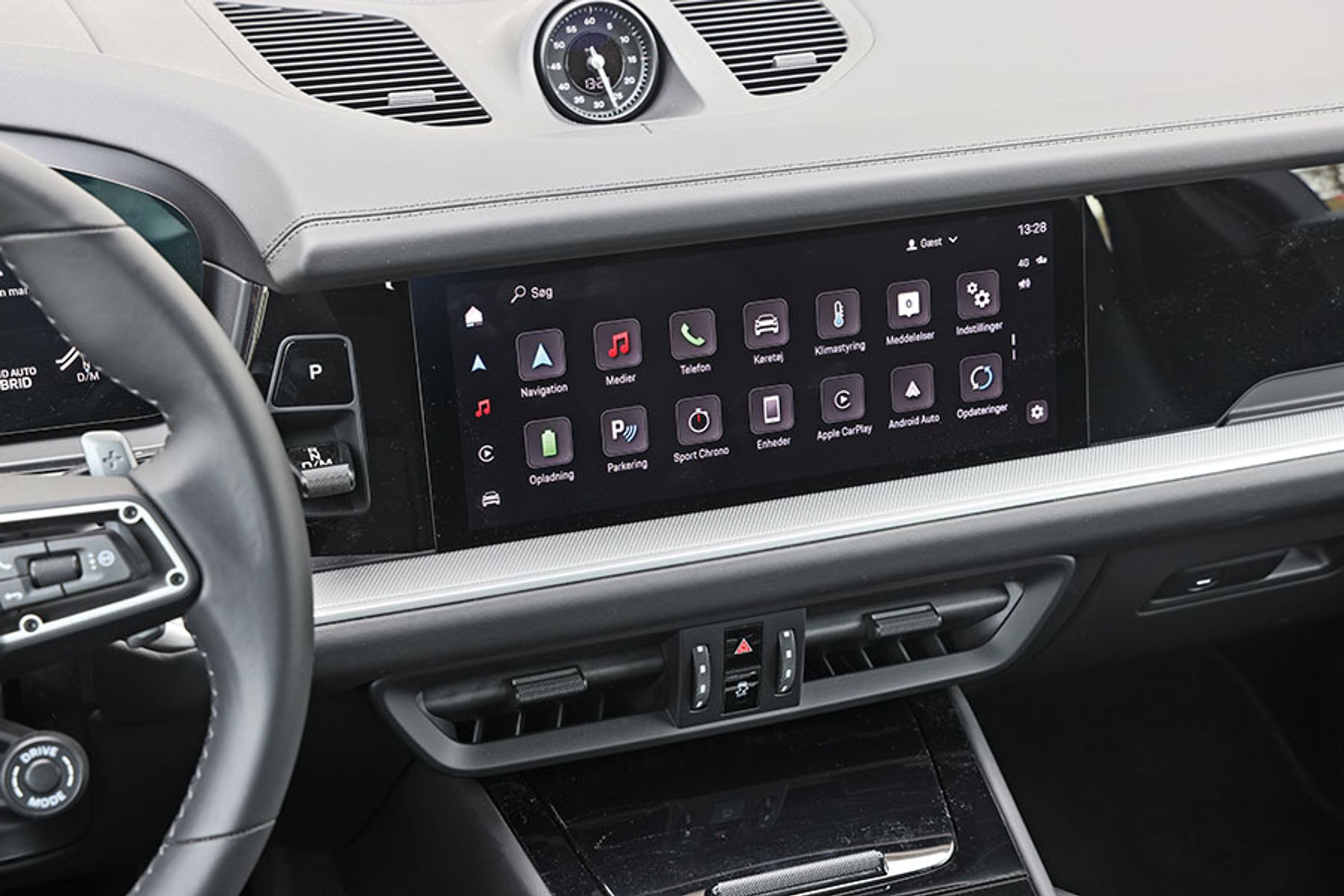 Skærmen i midten er virkelig skarp i sit udtryk, og alle menuer er på dansk. Der er et hav af indbyggede apps for feinschmeckeren.