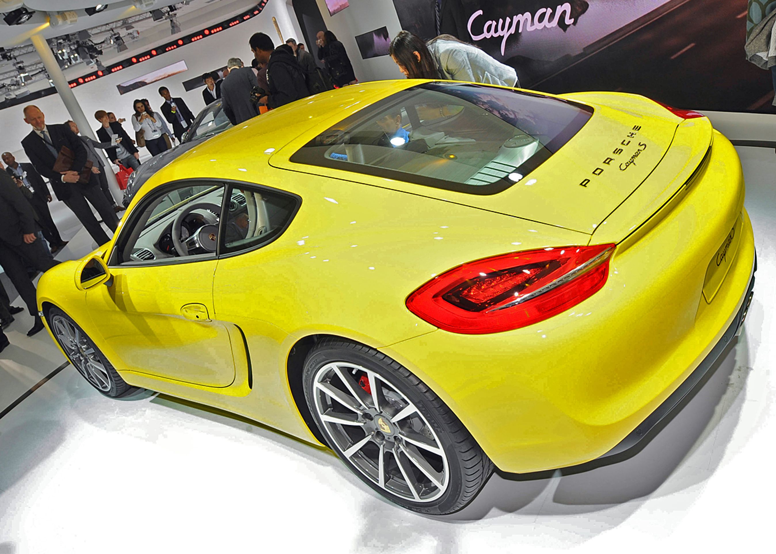 Sportscoupéen har stor bagklap af aluminium. Den ender i hækspoilerens tynde blad.