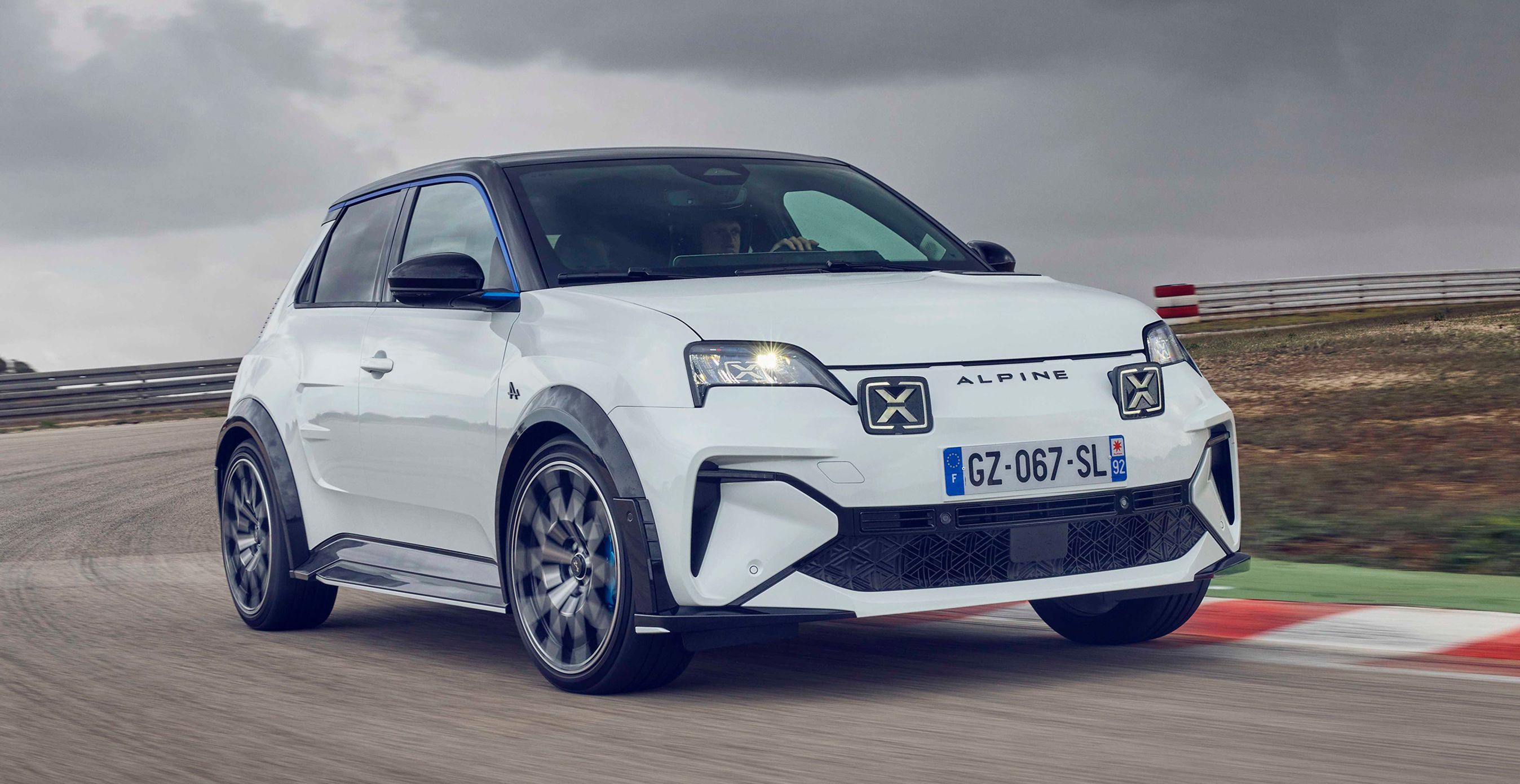 Hvid Alpine A290 kørende forfra.