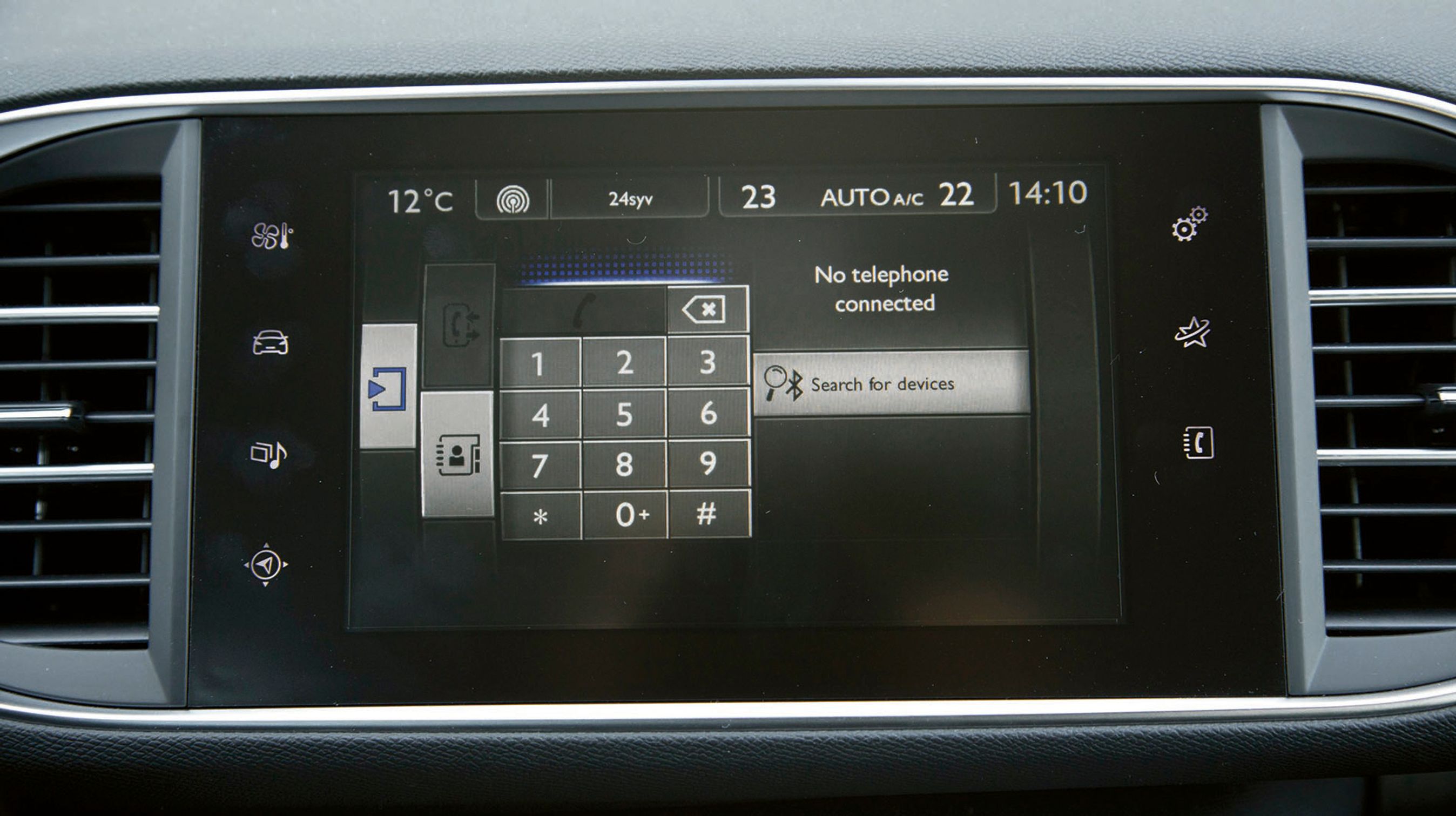 Stort set alle knapper er erstattet af en stor trykfølsom farveskærm, hvorfra man kan styre alle bilens funktioner – bl.a. betjenes mobiltelefonen via Bluetooth herfra. Det er standard og fungerer upåklageligt.