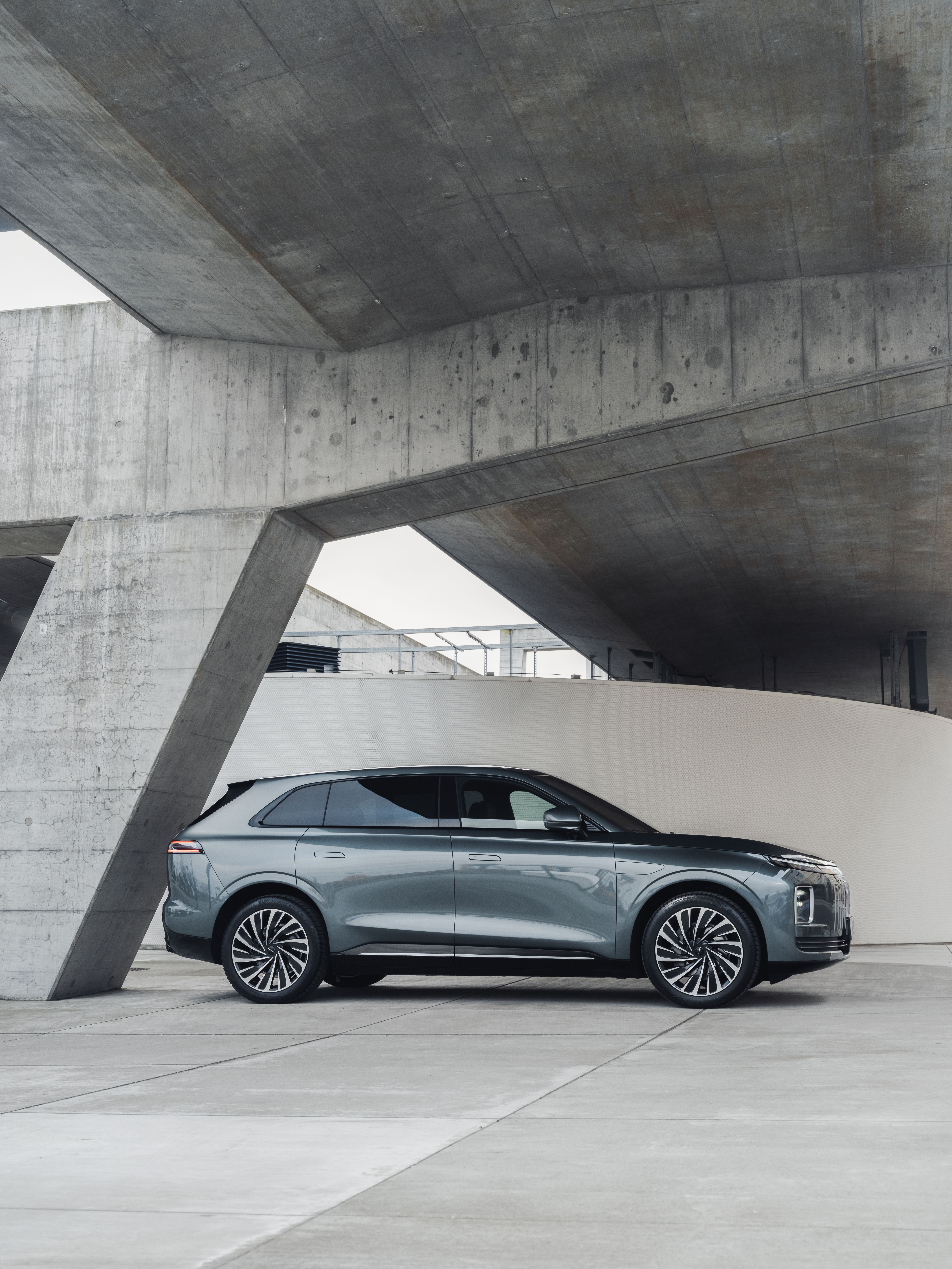 Exlantix ET set fra siden, mens den holder i et betonbyggeri