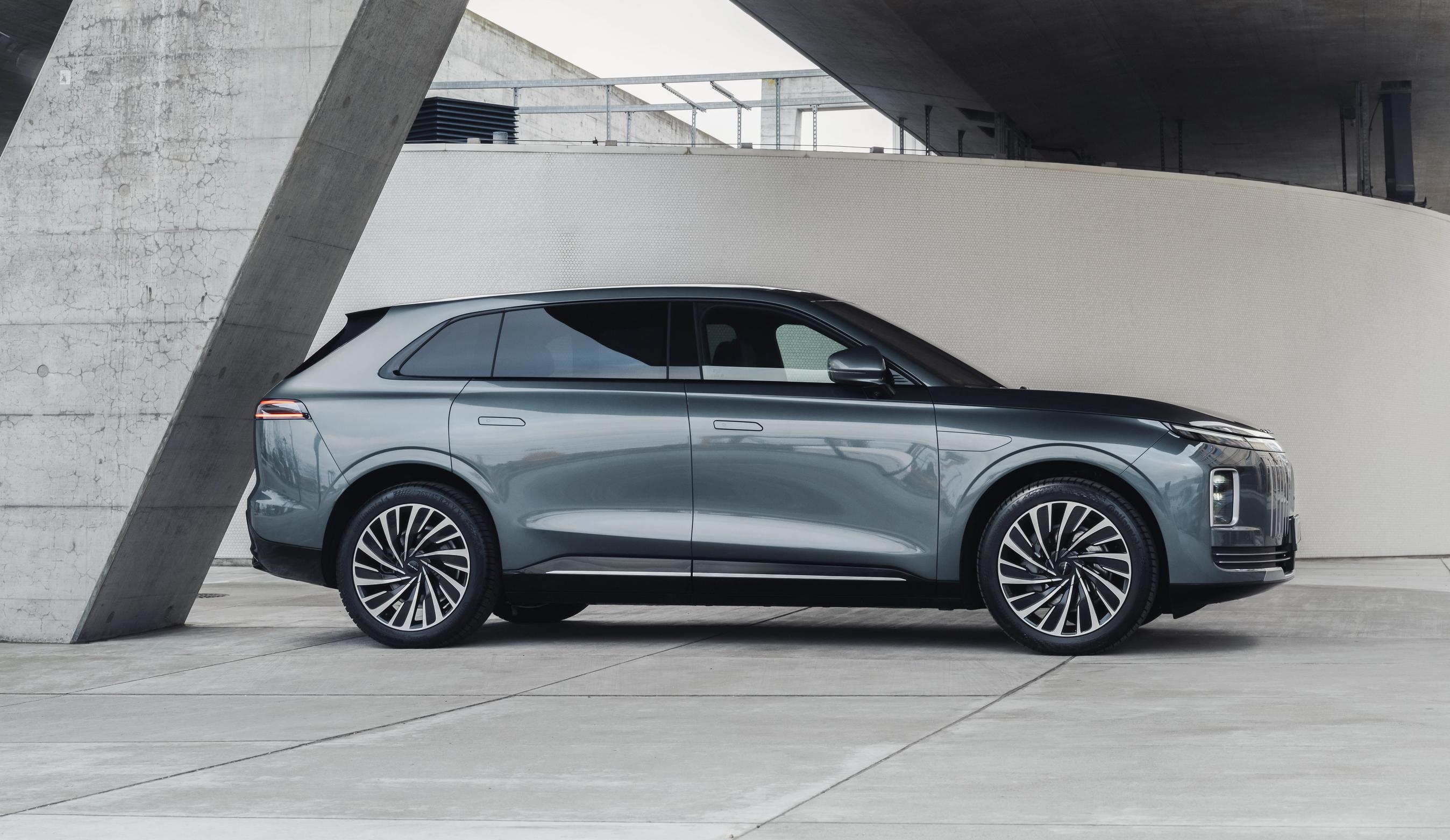 Exlantix ET set fra siden, mens den holder i et betonbyggeri