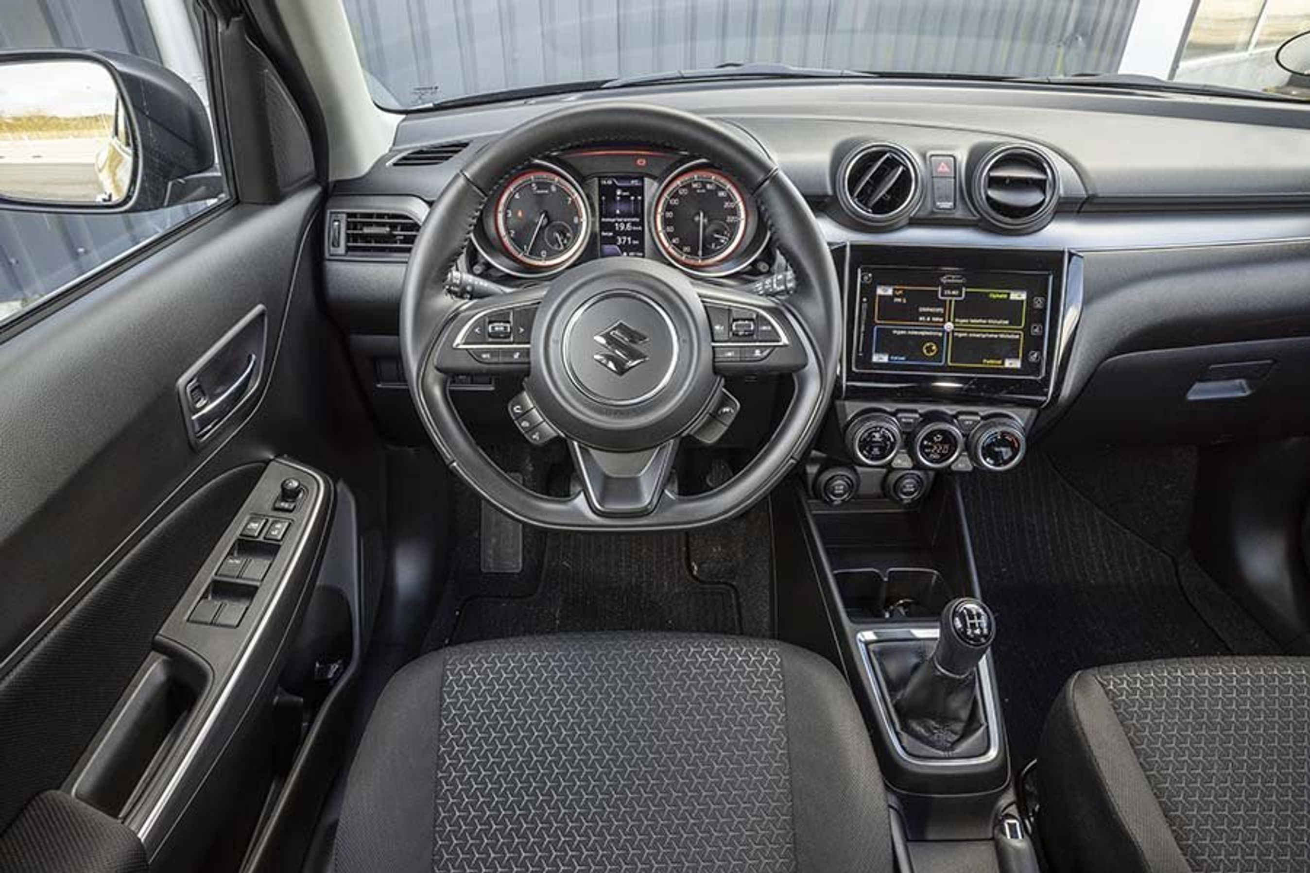 Førerpladsen er egentlig flot udformet, og der er masser af udstyr. Men plastkvaliteten trækker ned i oplevelsen