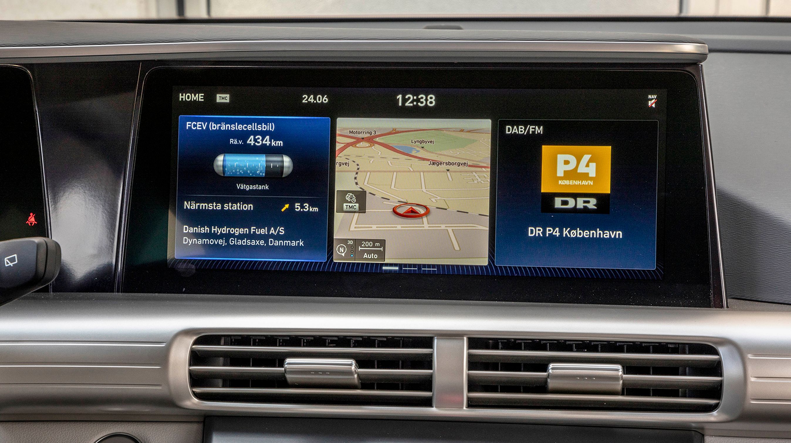 Den store skærm i midten kan opdeles i flere felter, så man både kan se radiooplysninger, kort og bildata på en og samme tid. Her er teksten sat til svensk, men dansk er også en mulighed.